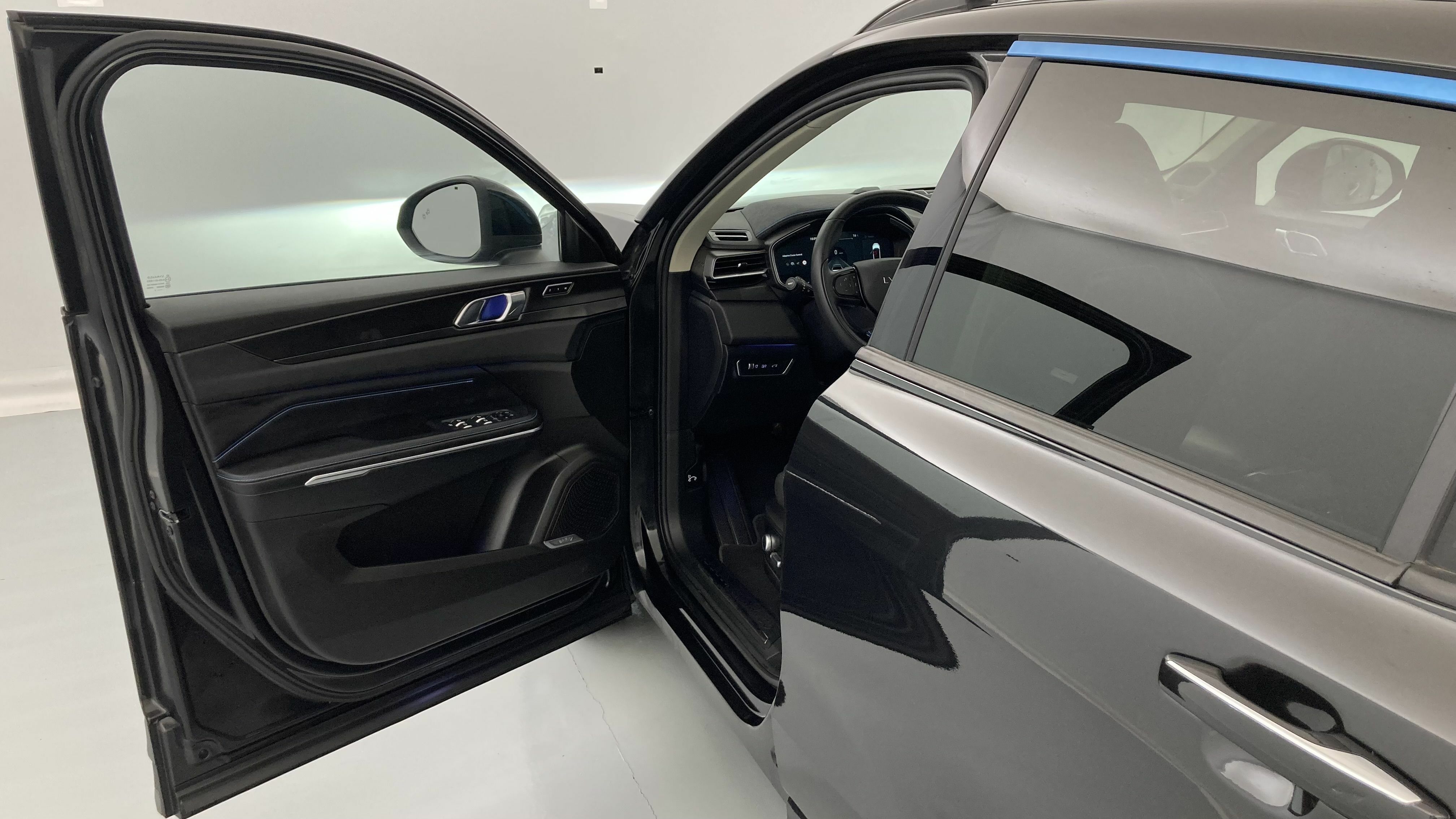 lynk&co 1 nv 1.5 PHEV 261 2022 black 12