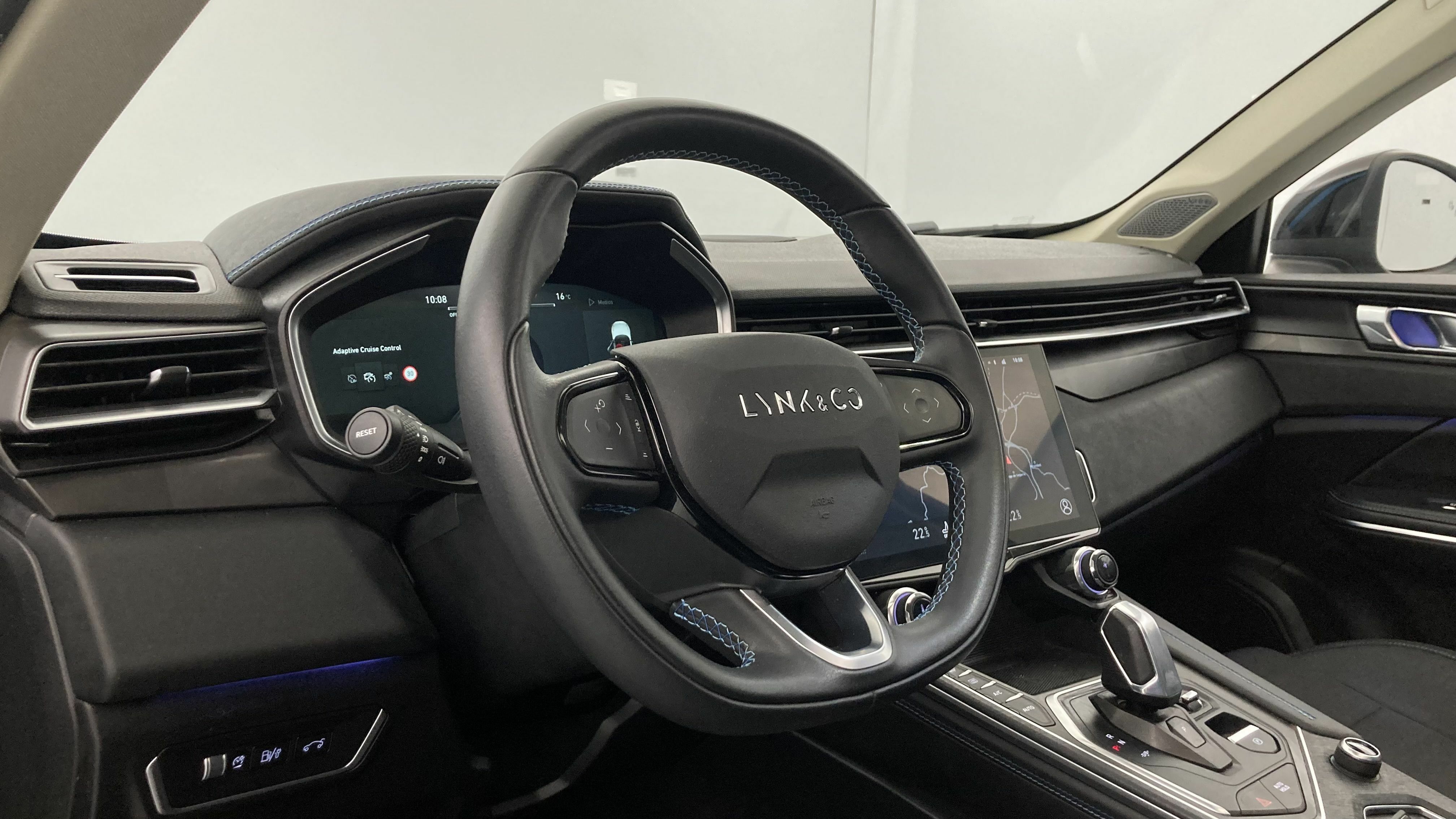 lynk&co 1 nv 1.5 PHEV 261 2022 black 14