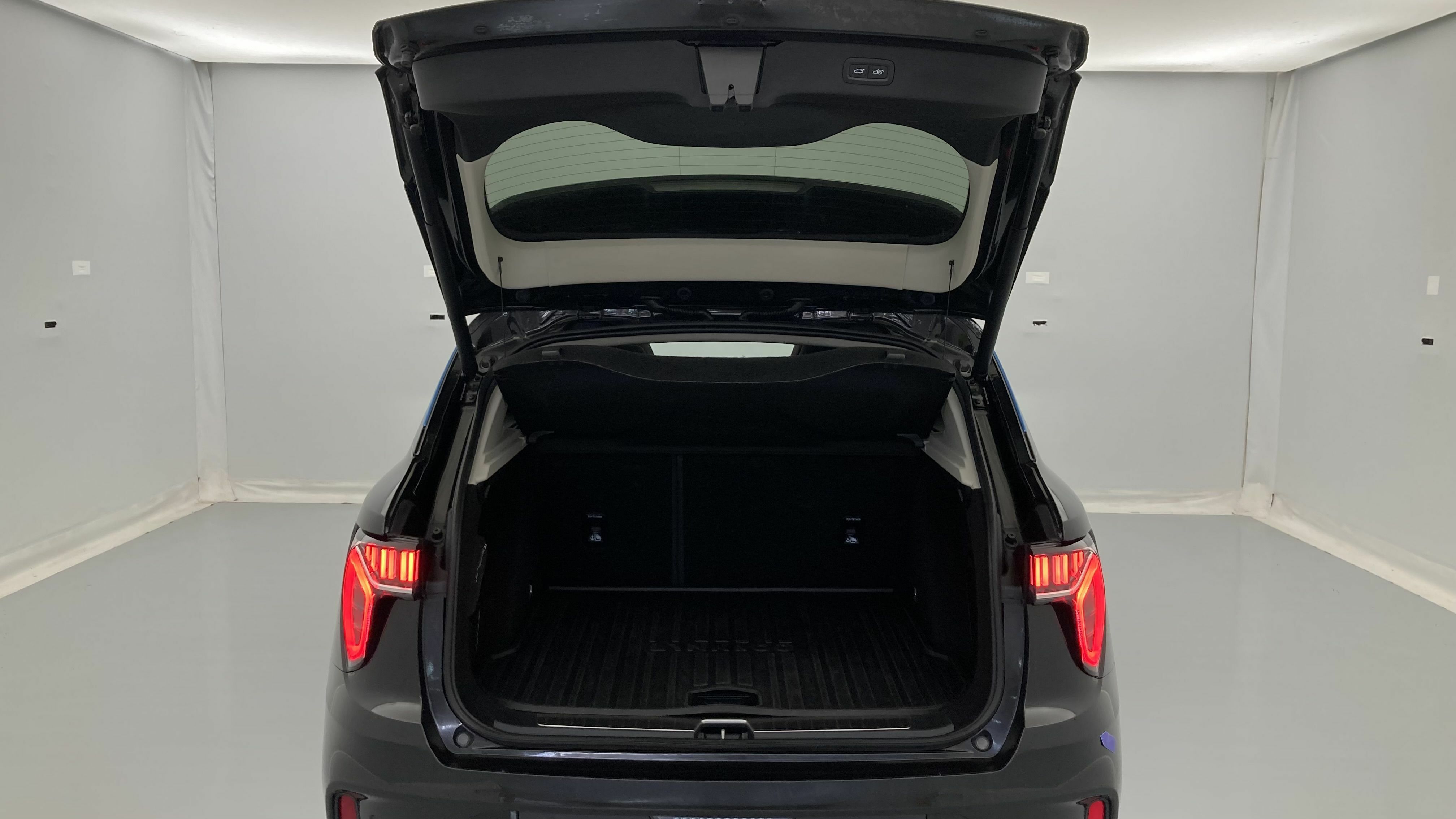 lynk&co 1 nv 1.5 PHEV 261 2022 black 23