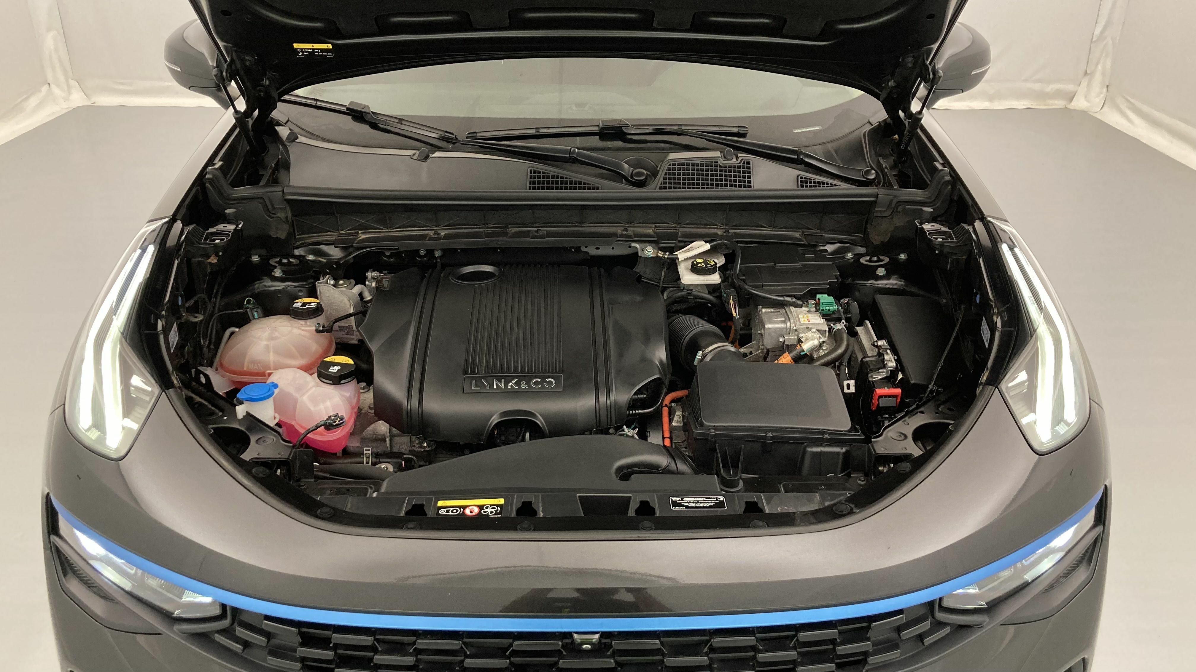 lynk&co 1 nv 1.5 PHEV 261 2022 black 24