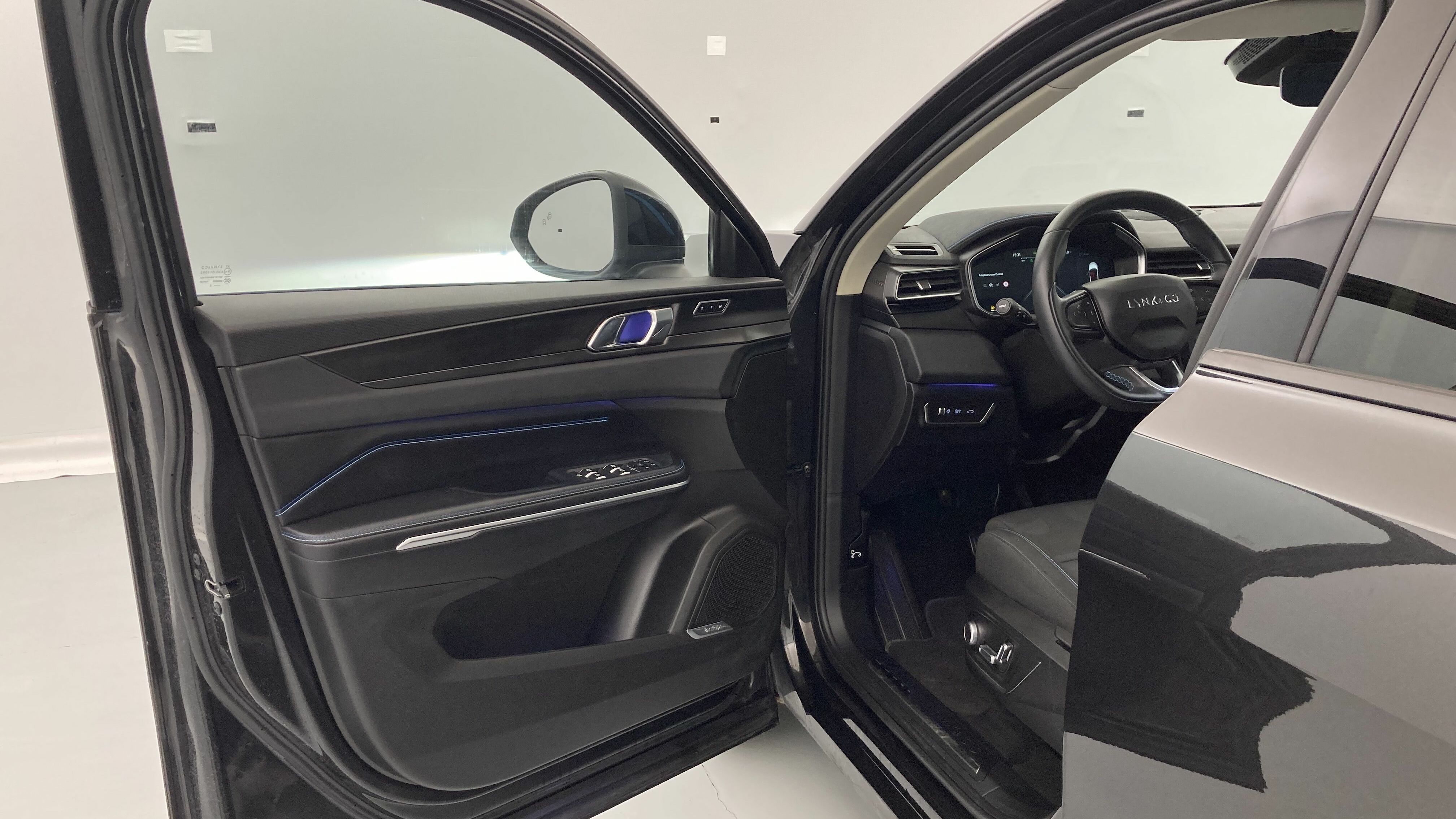 lynk&co 1 nv 1.5 PHEV 261 2022 black 12