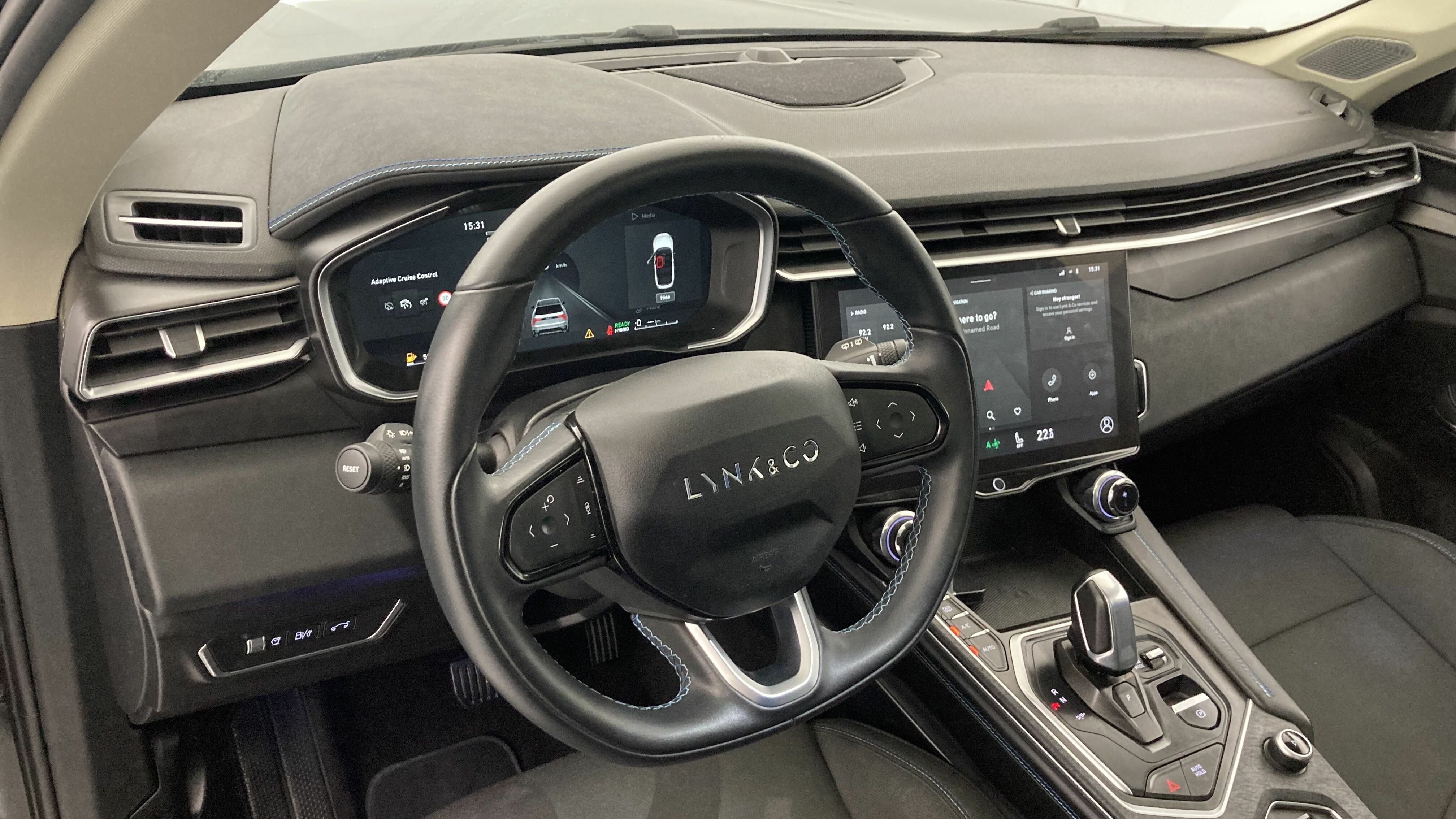 lynk&co 1 nv 1.5 PHEV 261 2022 black 14