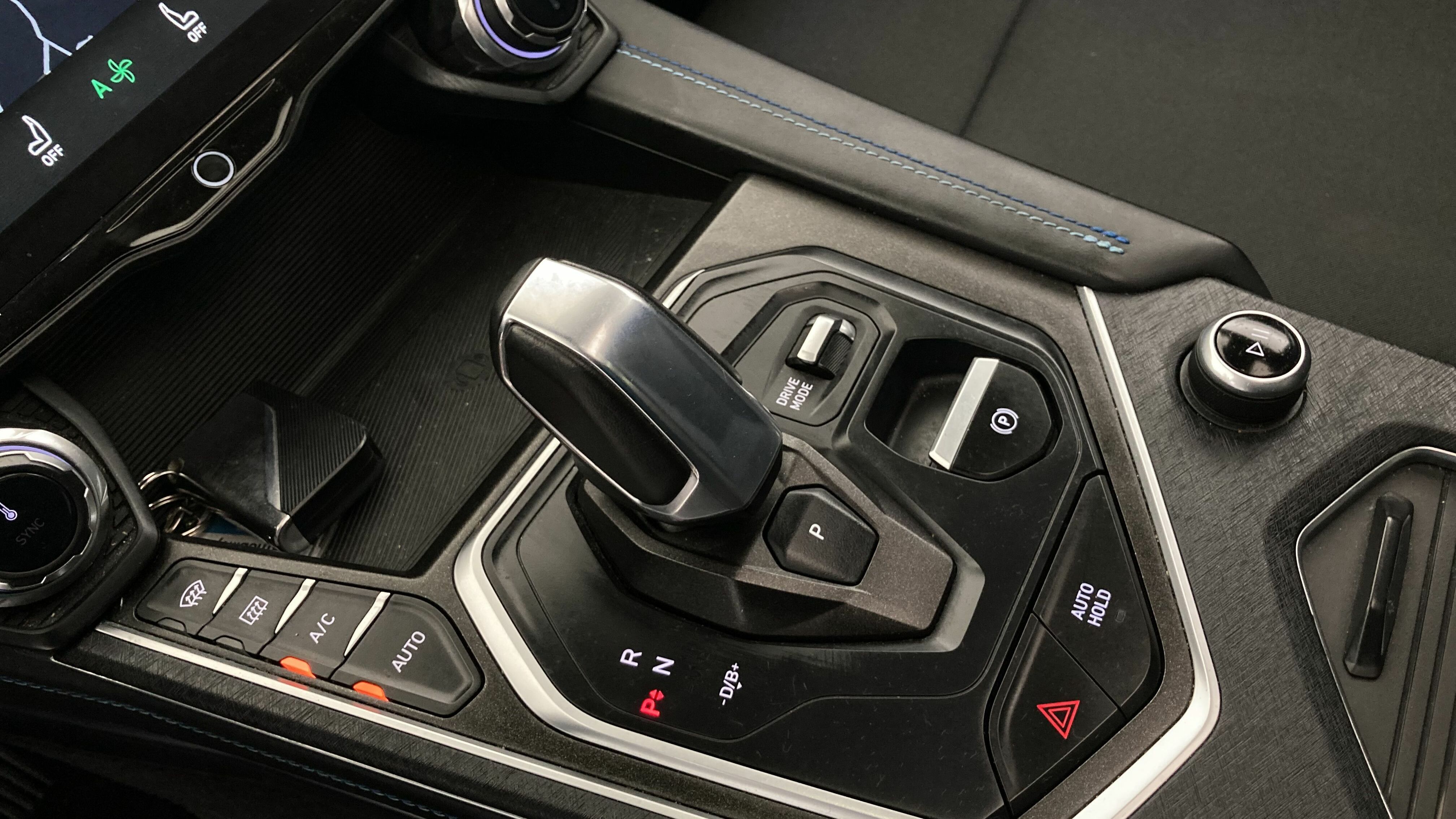 lynk&co 1 nv 1.5 PHEV 261 2022 black 19