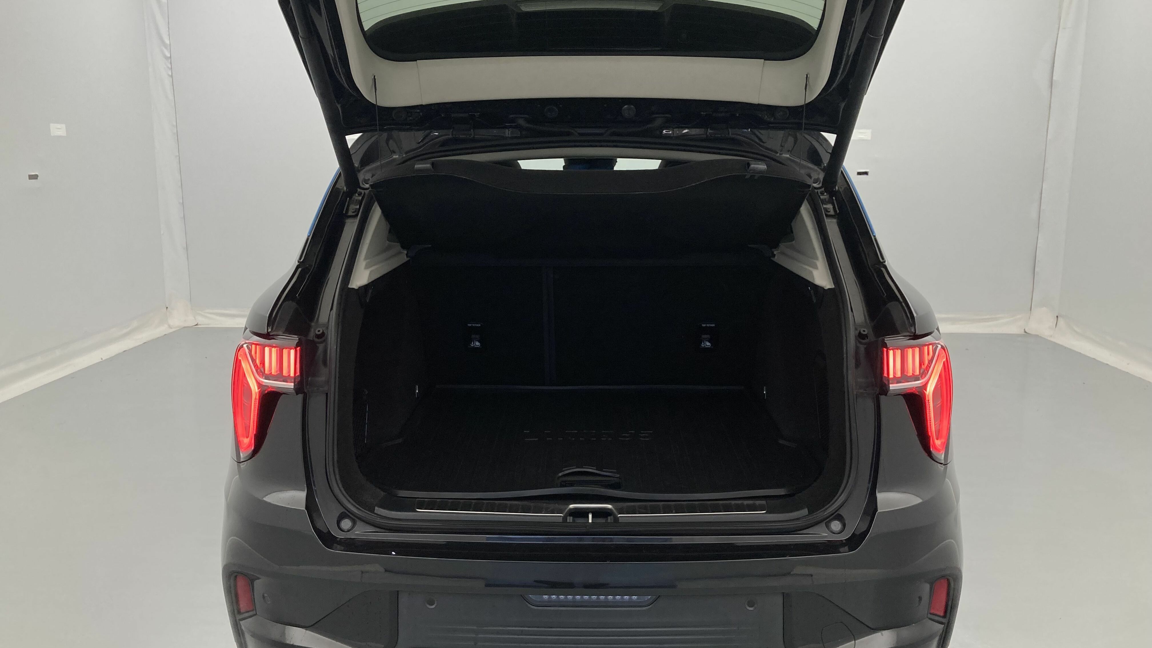 lynk&co 1 nv 1.5 PHEV 261 2022 black 23