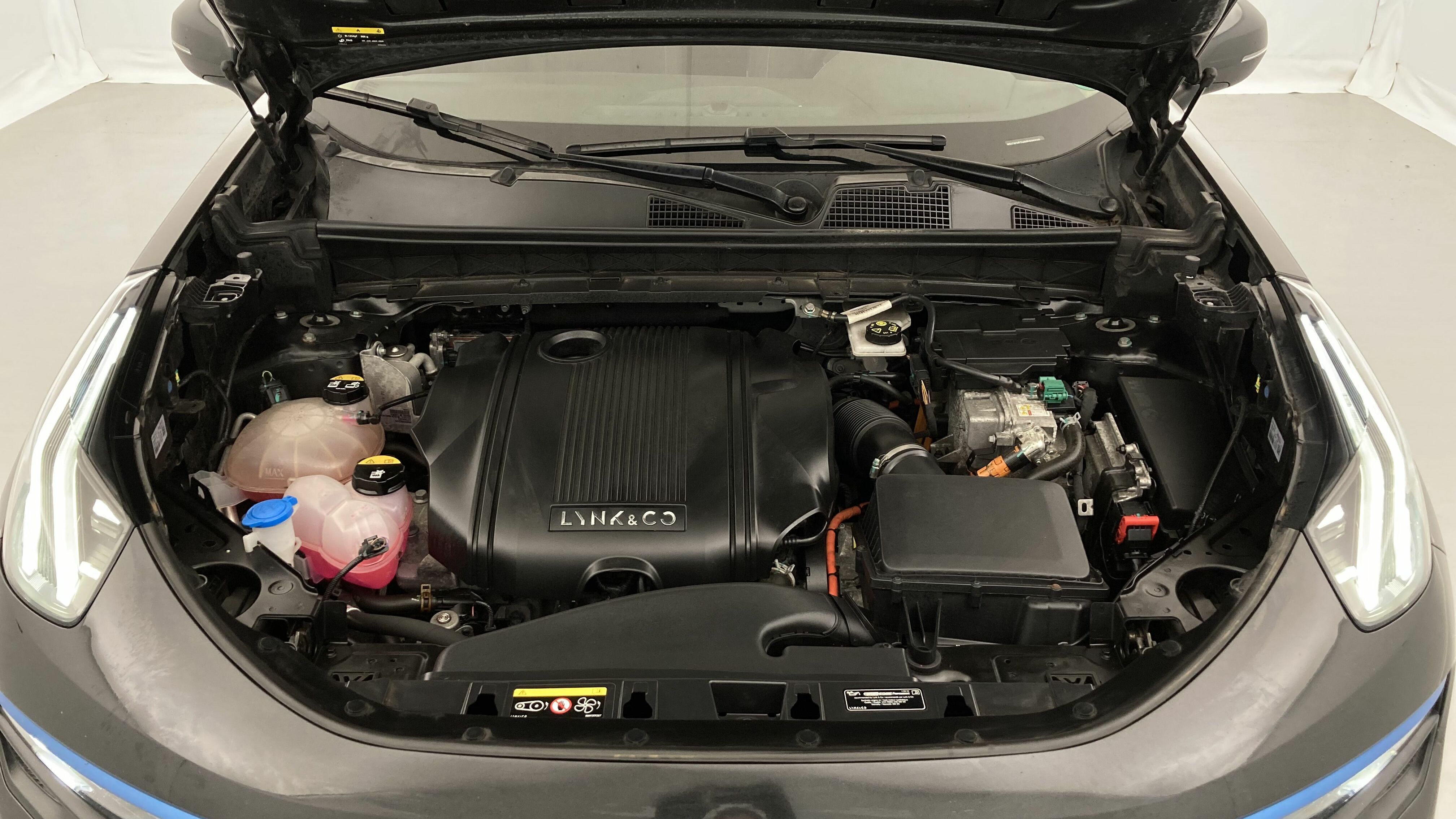 lynk&co 1 nv 1.5 PHEV 261 2022 black 24