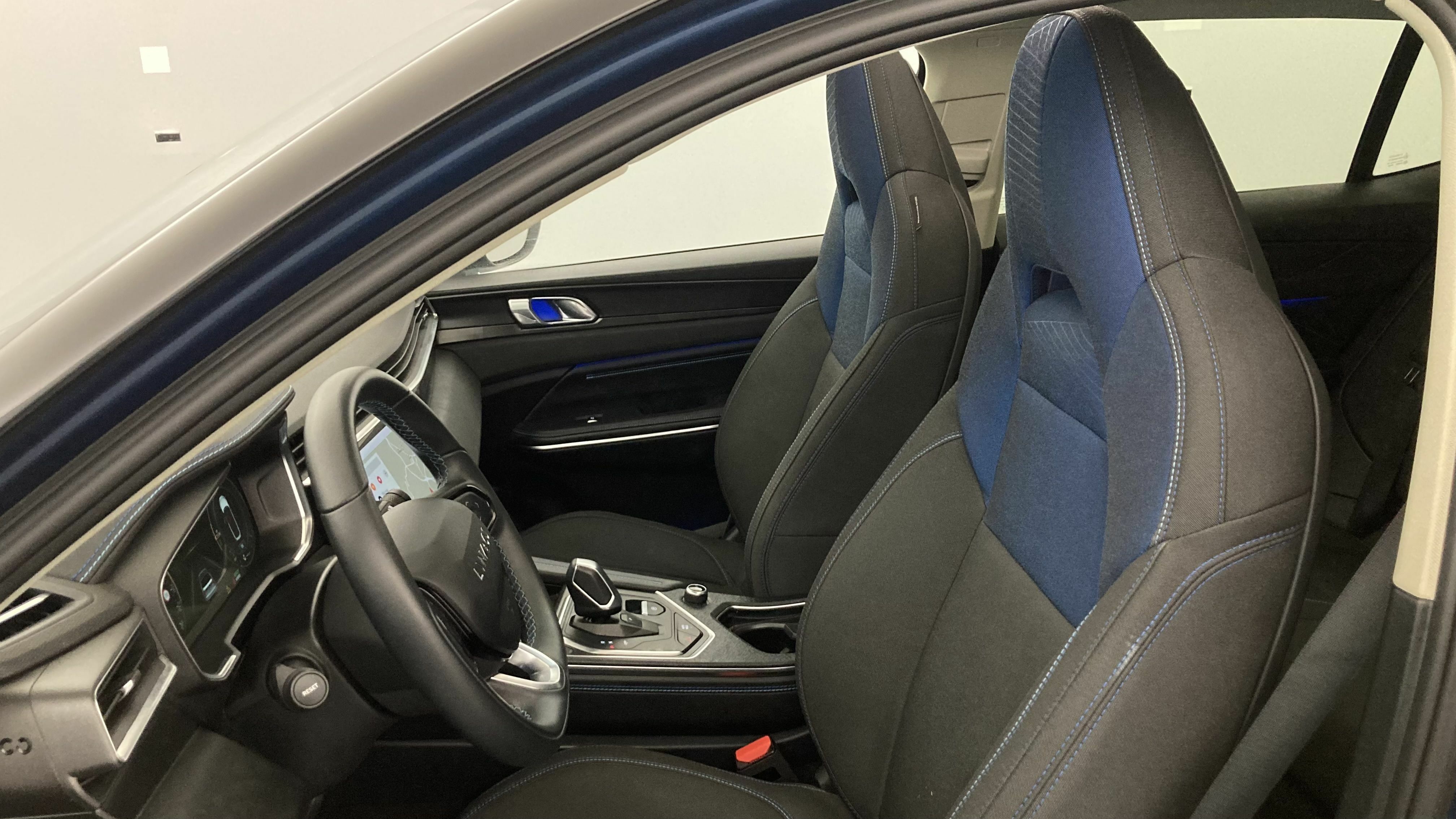 lynk&co 1 nv 1.5 PHEV 261 2022 blue 13