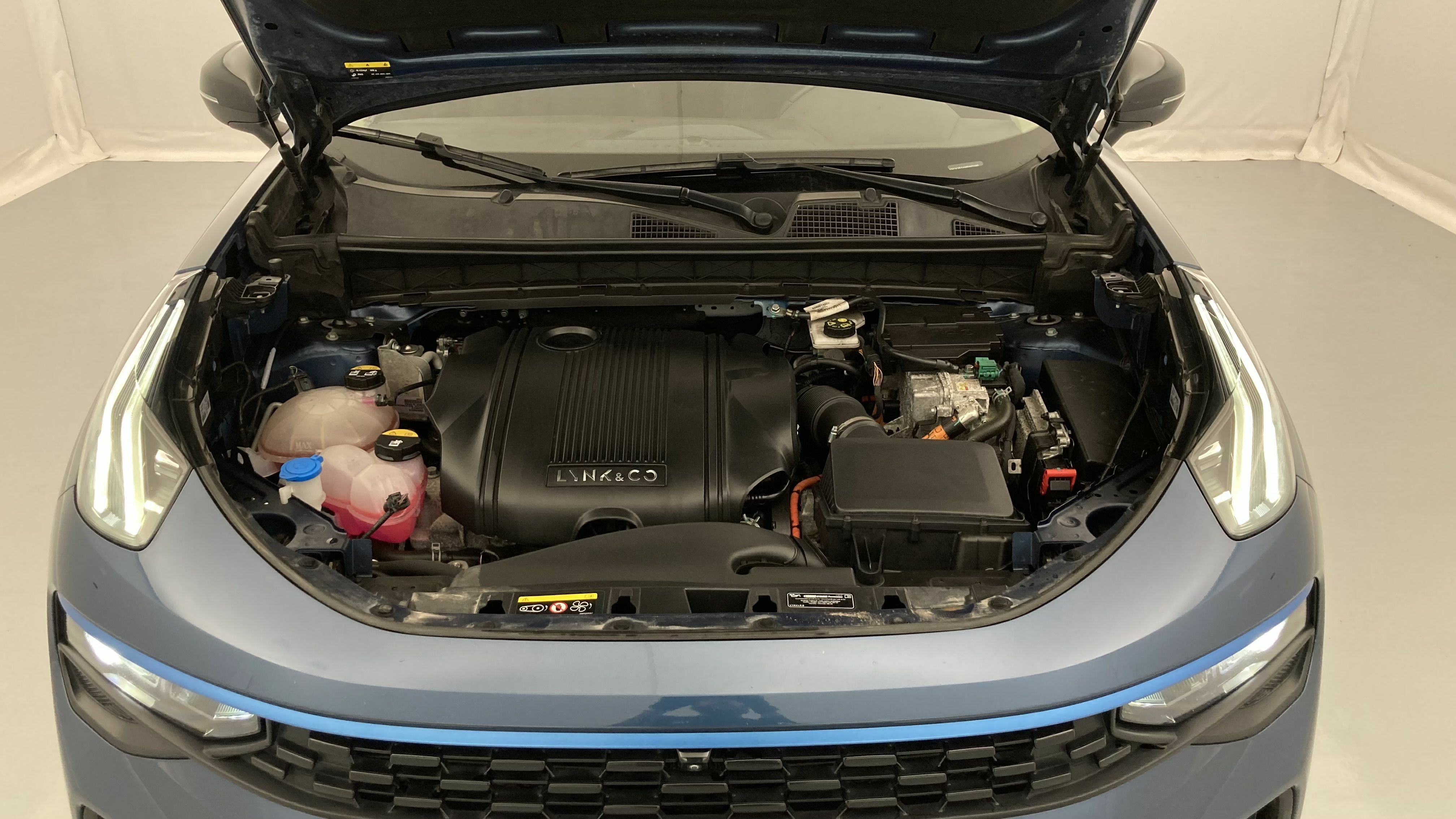 lynk&co 1 nv 1.5 PHEV 261 2022 blue 24
