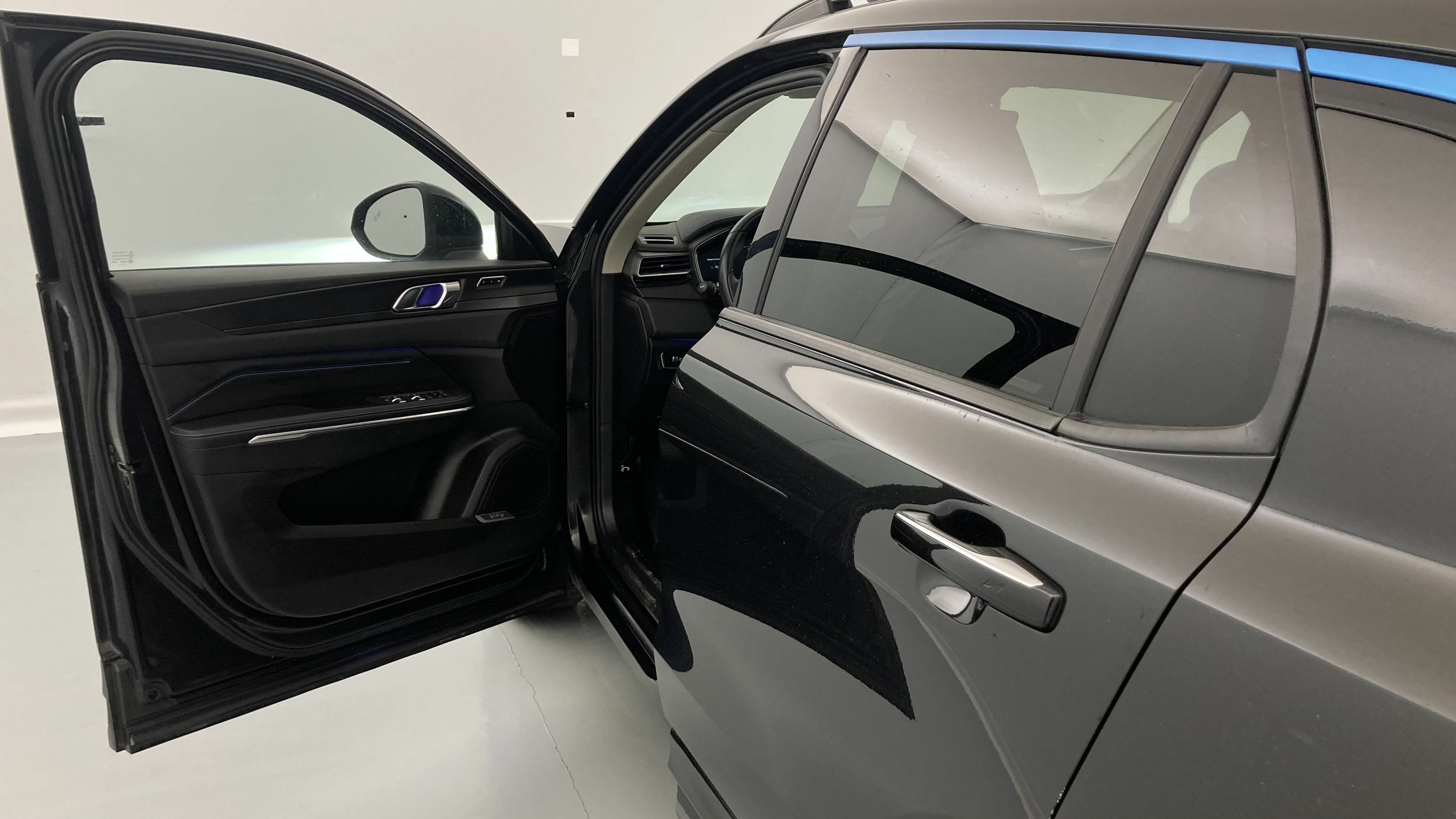 lynk&co 1 nv 1.5 PHEV 261 2022 black 13