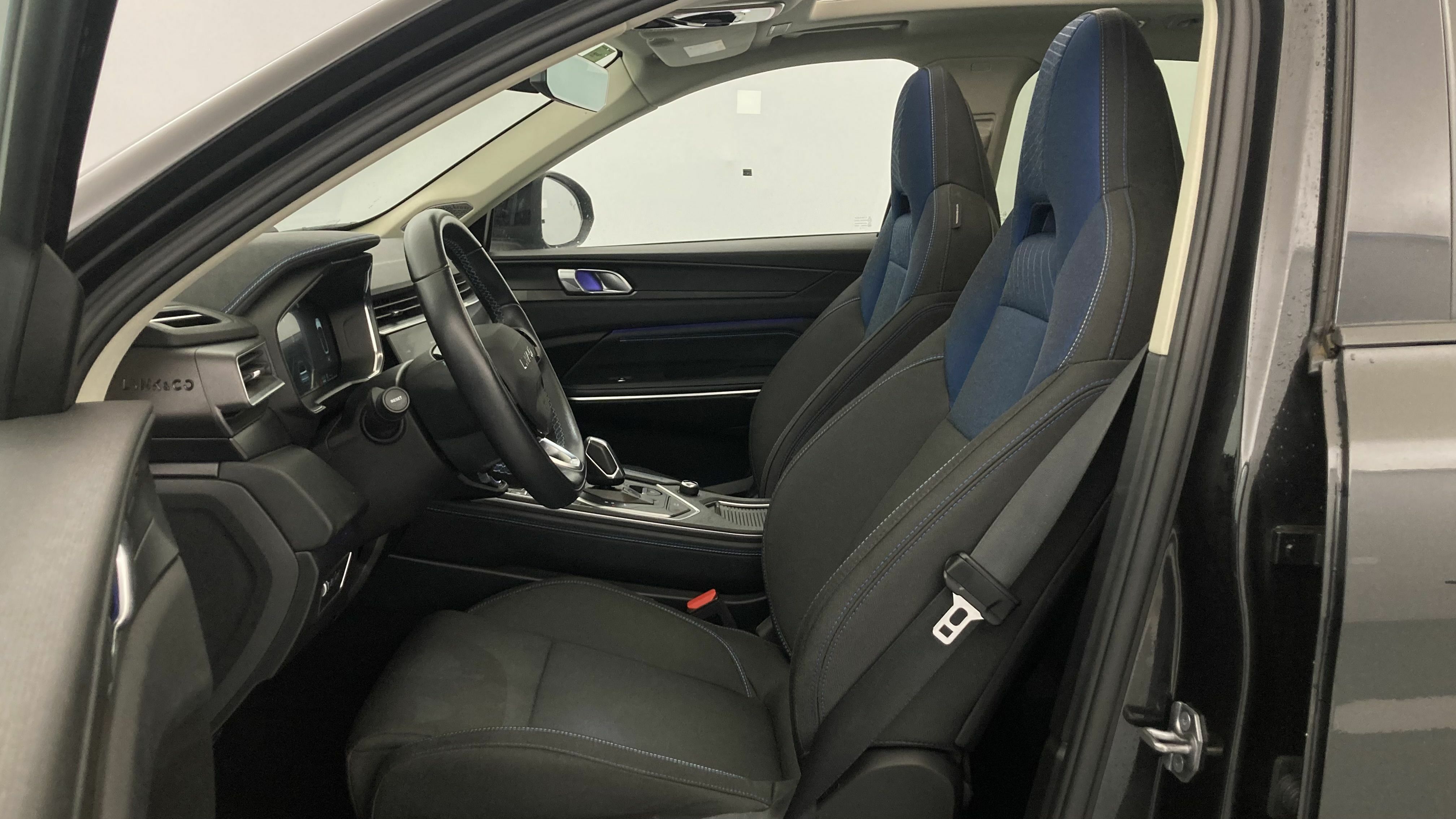 lynk&co 1 nv 1.5 PHEV 261 2022 black 14