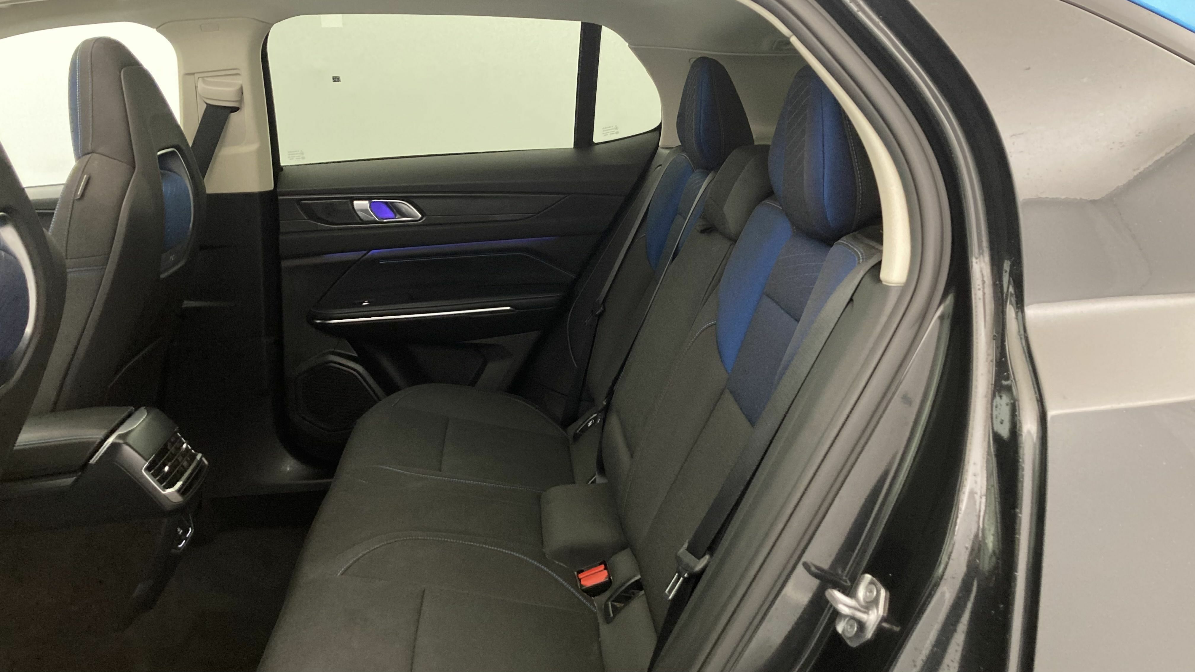 lynk&co 1 nv 1.5 PHEV 261 2022 black 21