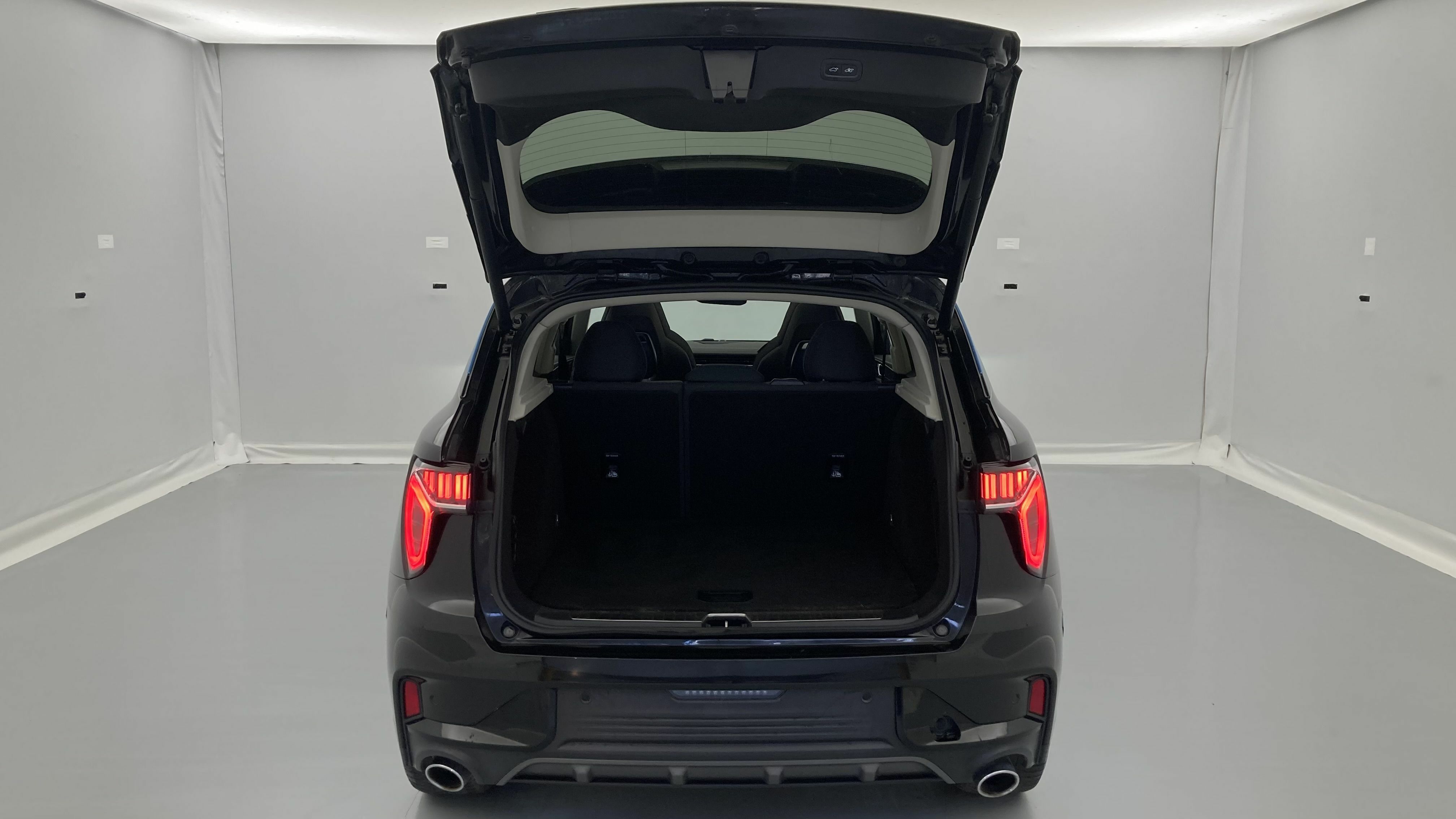 lynk&co 1 nv 1.5 PHEV 261 2022 black 24