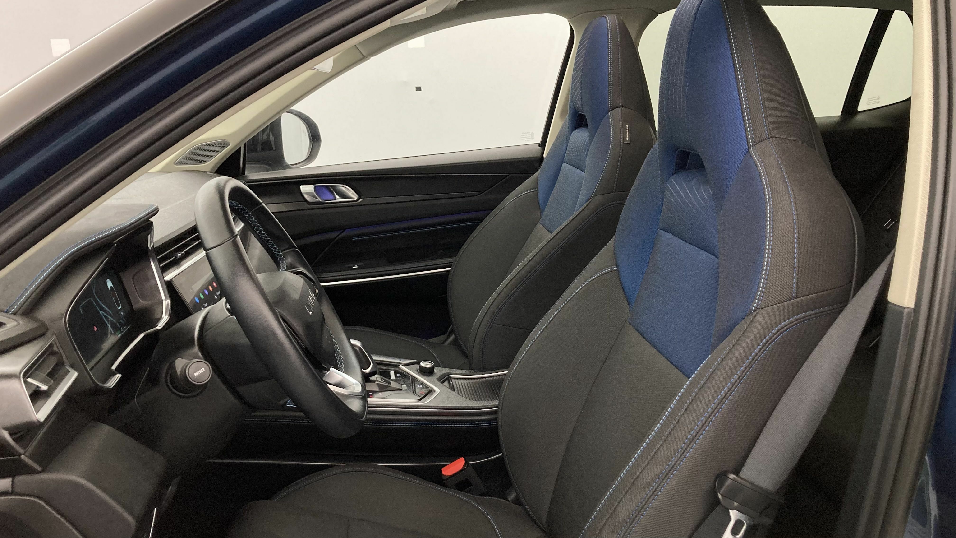 lynk&co 1 nv 1.5 PHEV 261 2022 blue 14