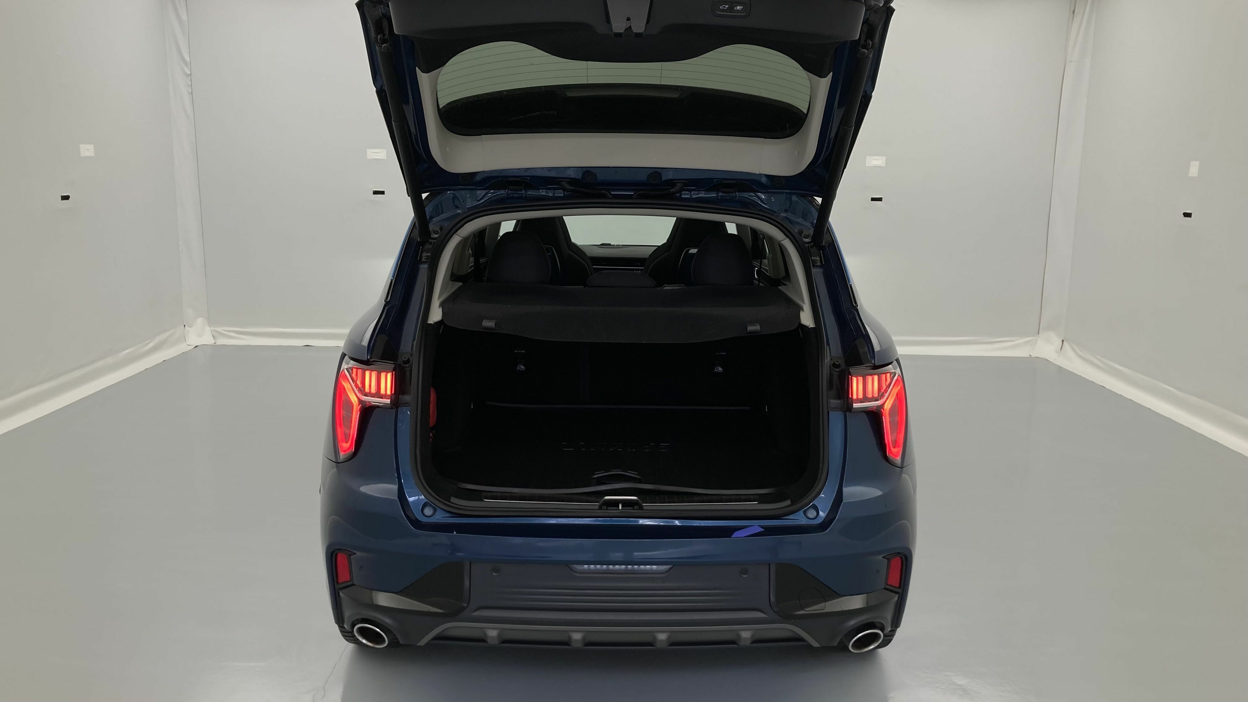 lynk&co 1 nv 1.5 PHEV 261 2022 blue 24