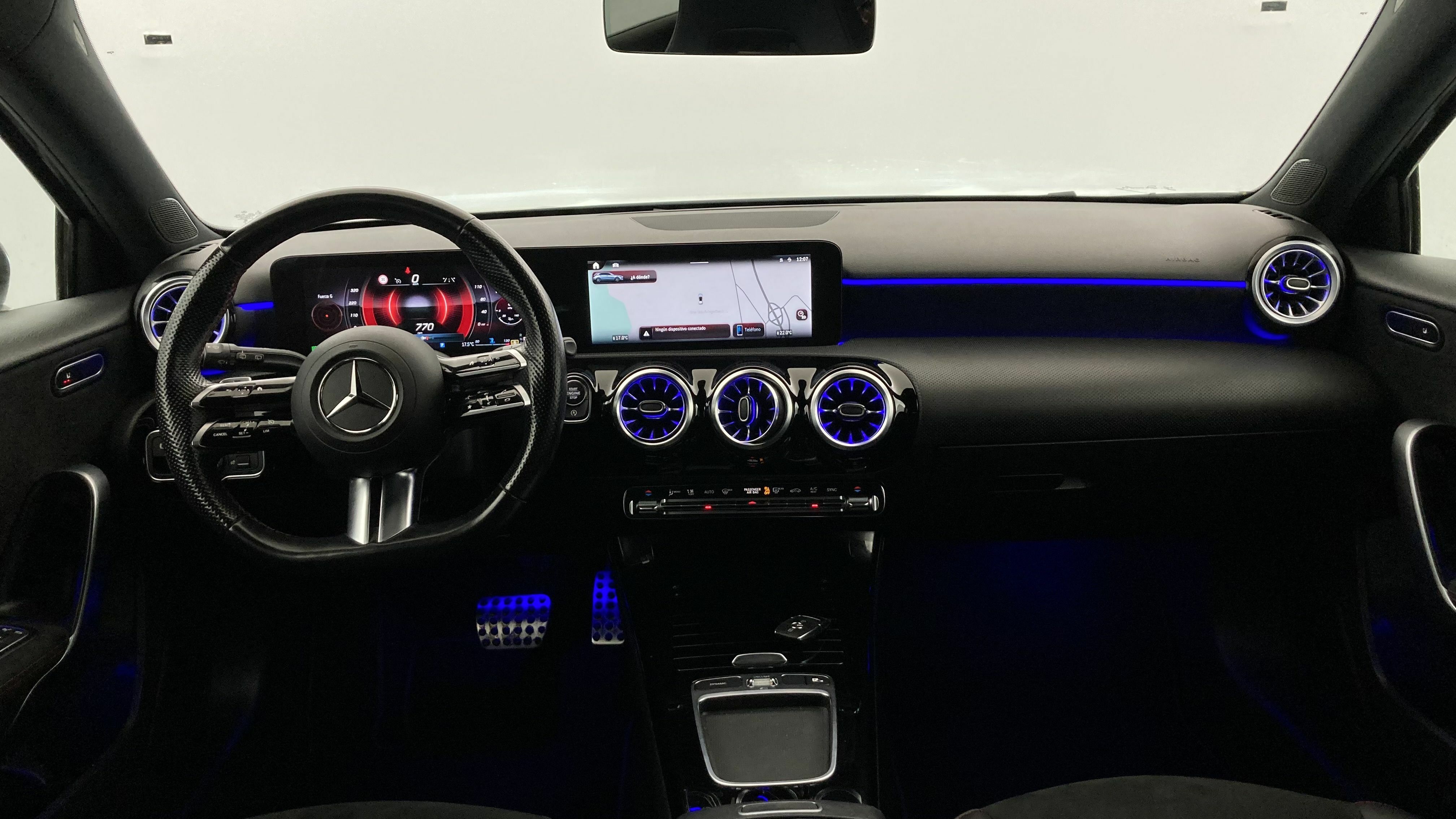 mercedes benz clase a amg line 200D 150 DCT 2023 gris montaña 16