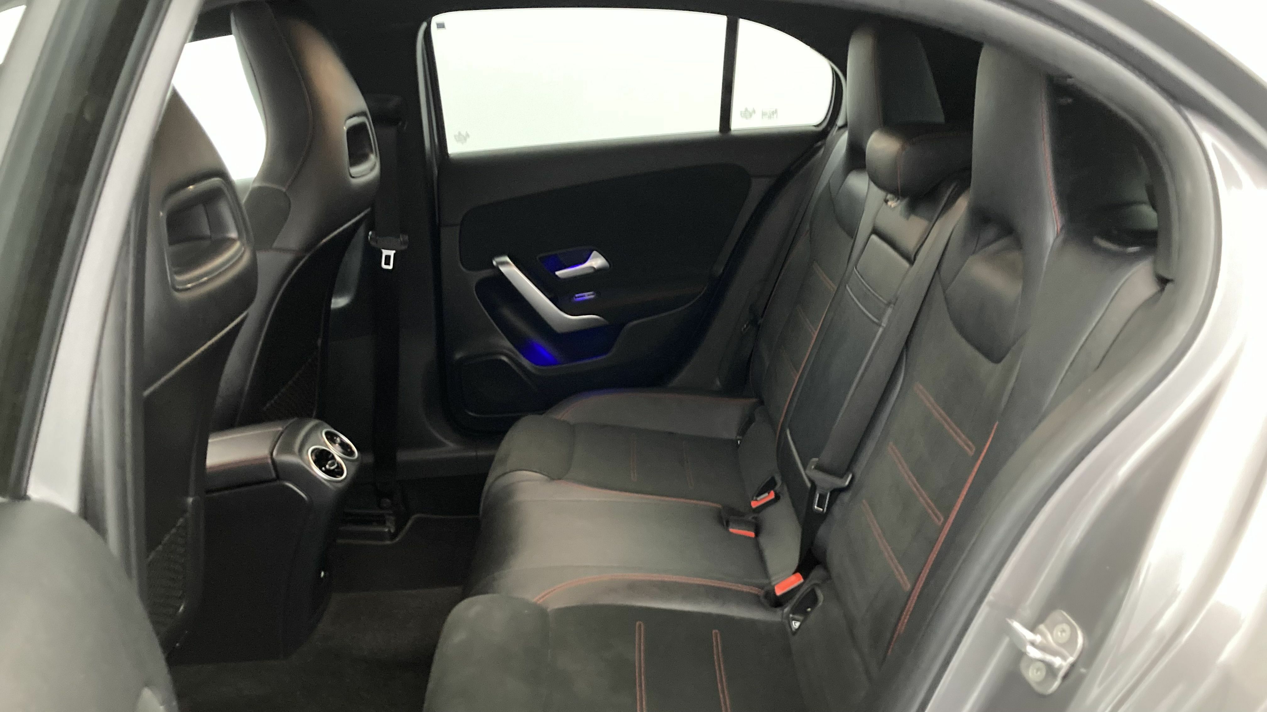 mercedes benz clase a amg line 200D 150 DCT 2023 gris montaña 21