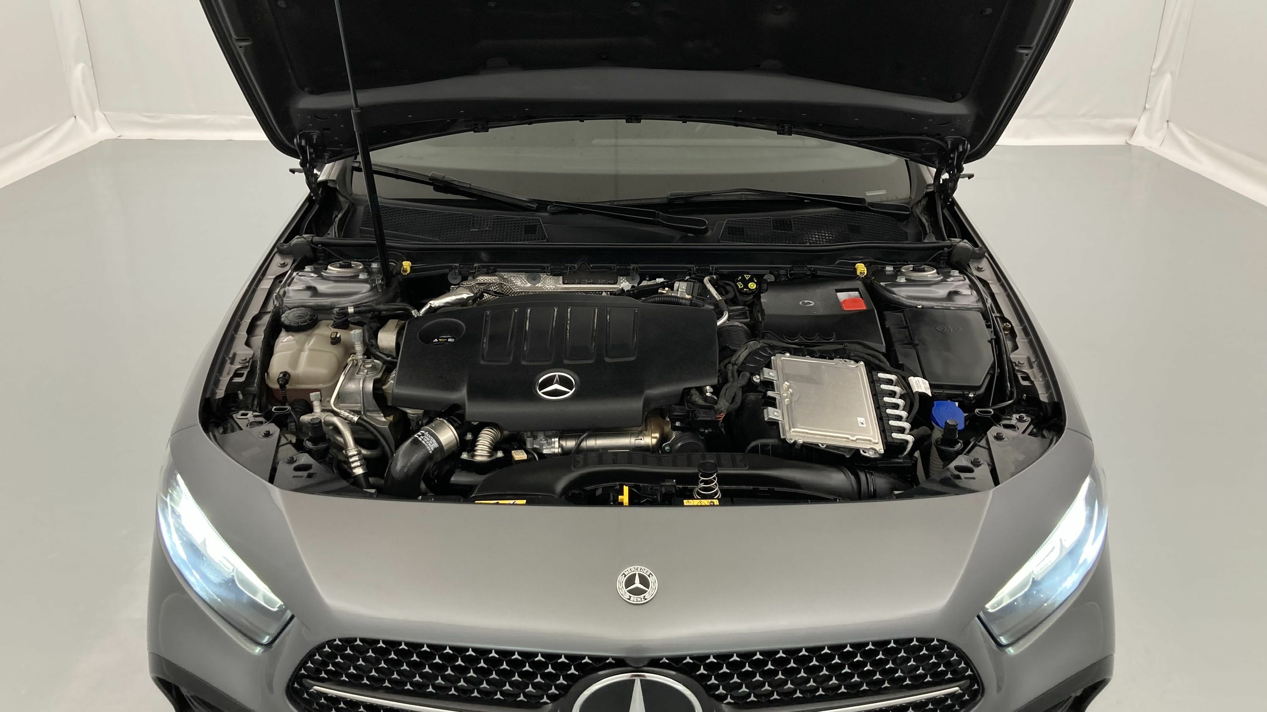 mercedes benz clase a amg line 200D 150 DCT 2023 gris montaña 25