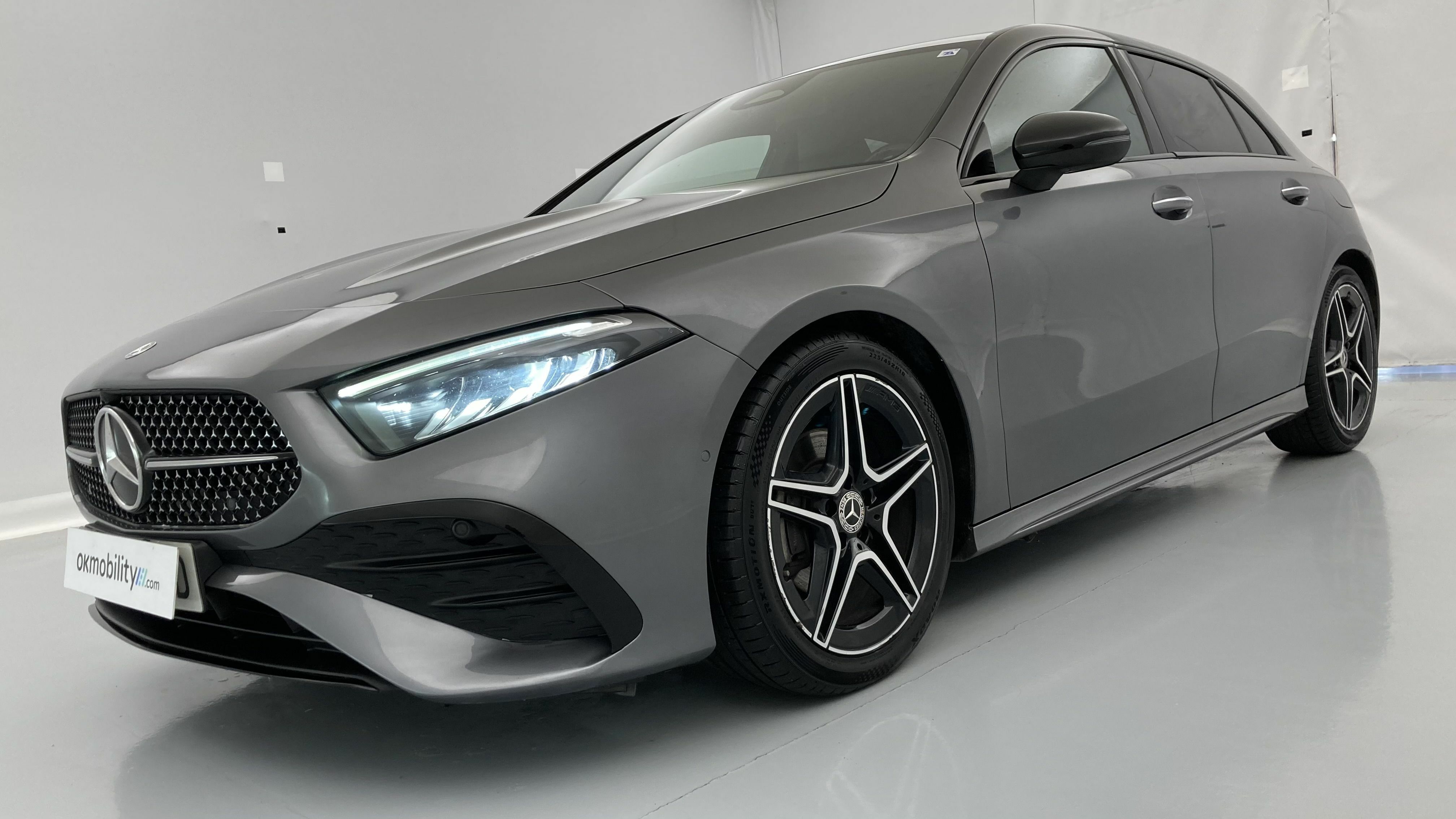 mercedes benz clase a amg line 200D 150 DCT 2023 gris montaña 26