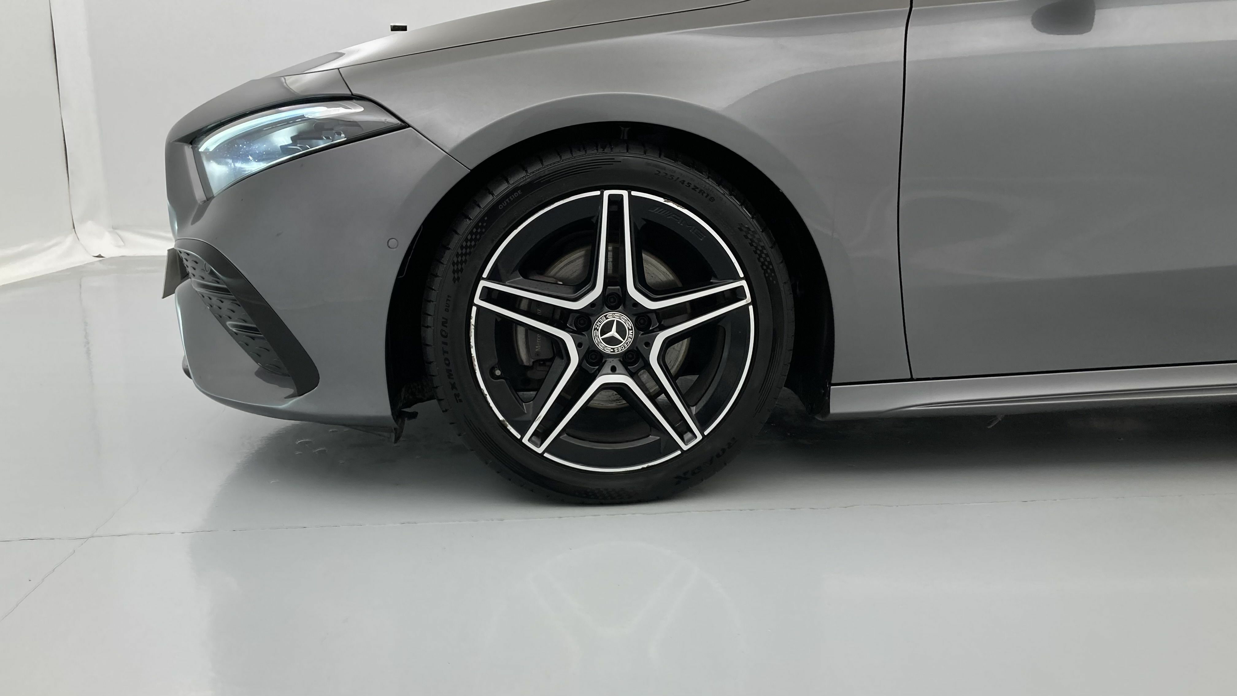 mercedes benz clase a amg line 200D 150 DCT 2023 gris montaña 27