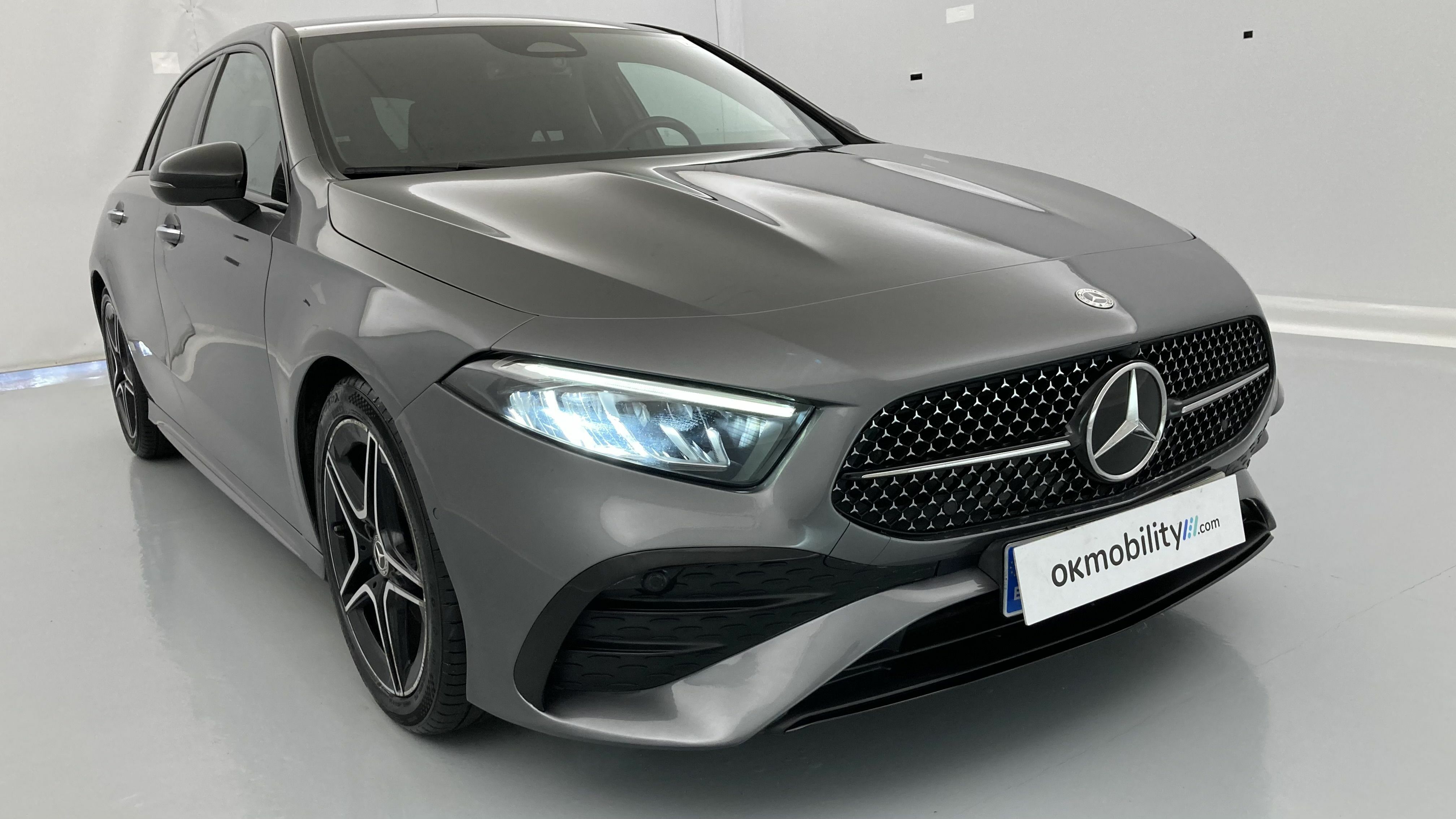 mercedes benz clase a amg line 200D 150 DCT 2023 gris montaña 29