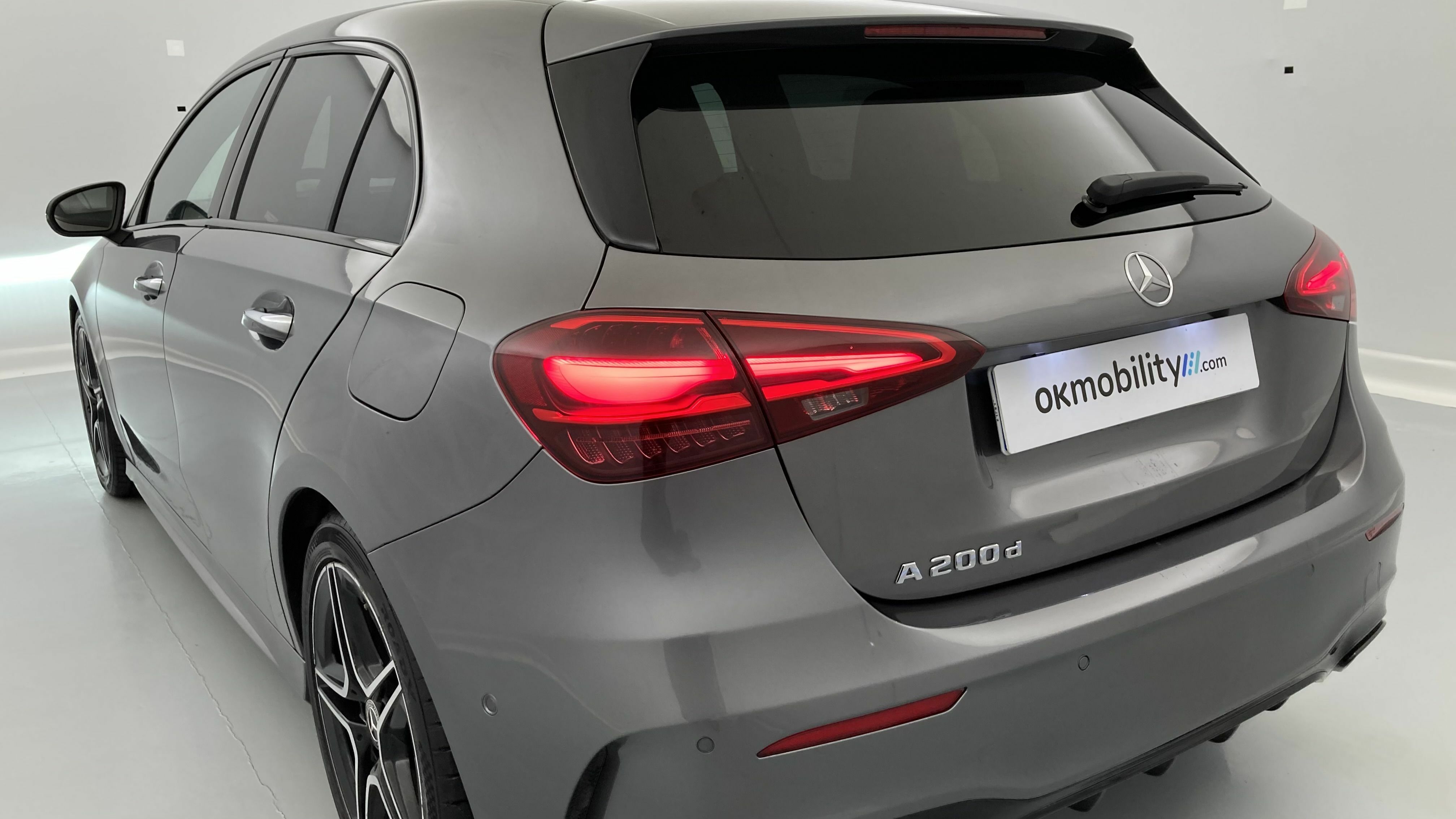 mercedes benz clase a amg line 200D 150 DCT 2023 gris montaña 30
