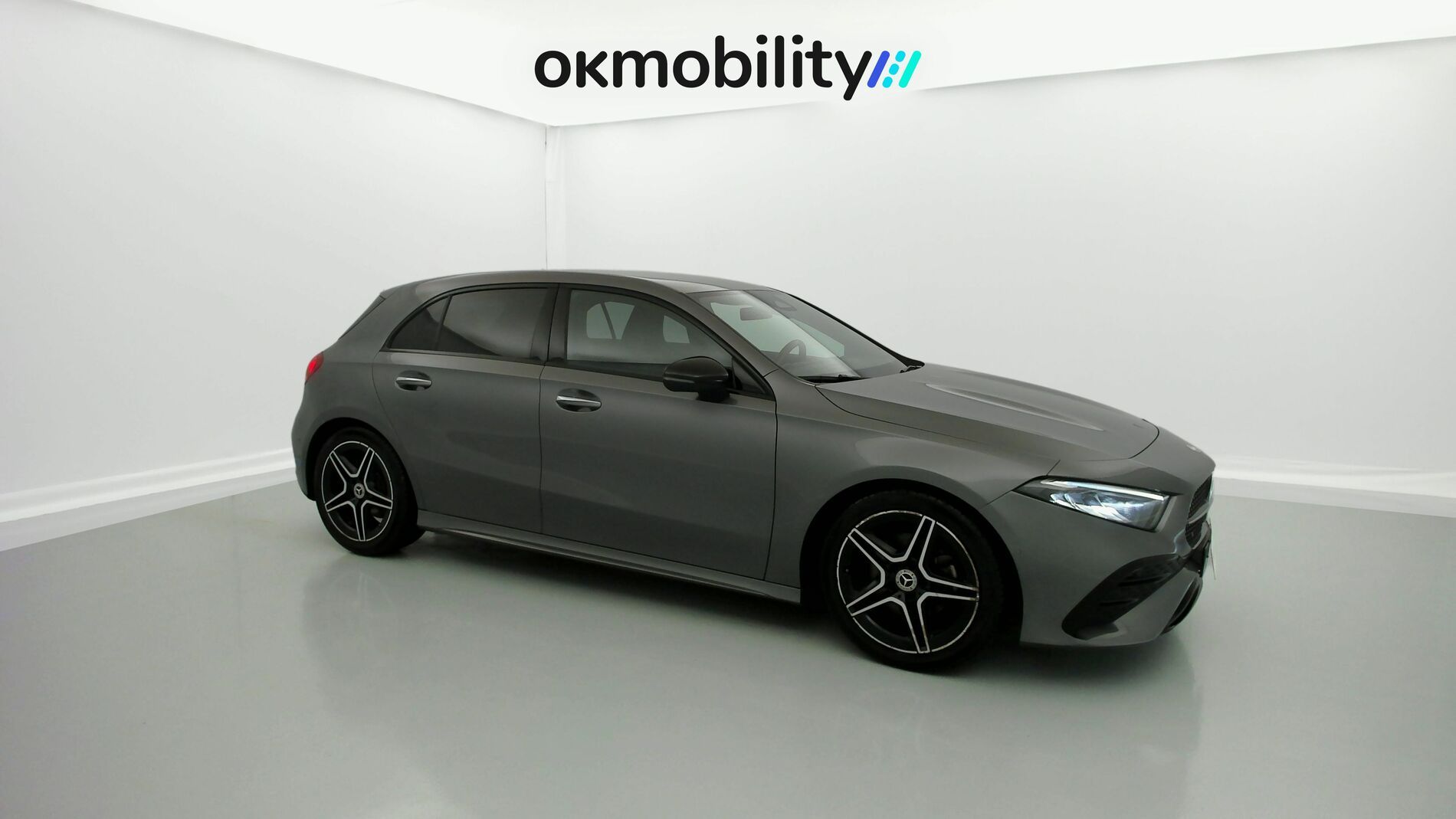 mercedes benz clase a amg line 200D 150 DCT 2023 gris montaña 2