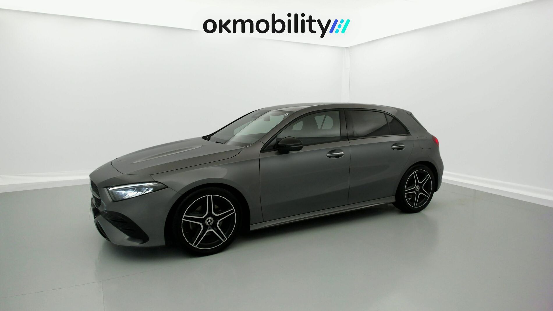 mercedes benz clase a amg line 200D 150 DCT 2023 gris montaña 5