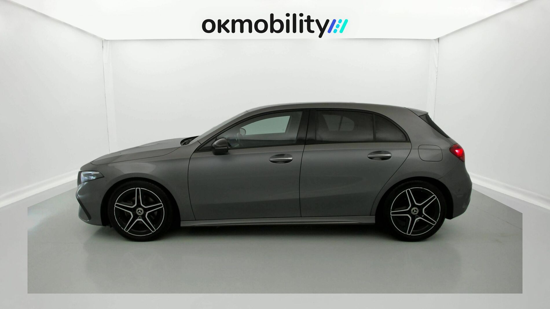 mercedes benz clase a amg line 200D 150 DCT 2023 gris montaña 7