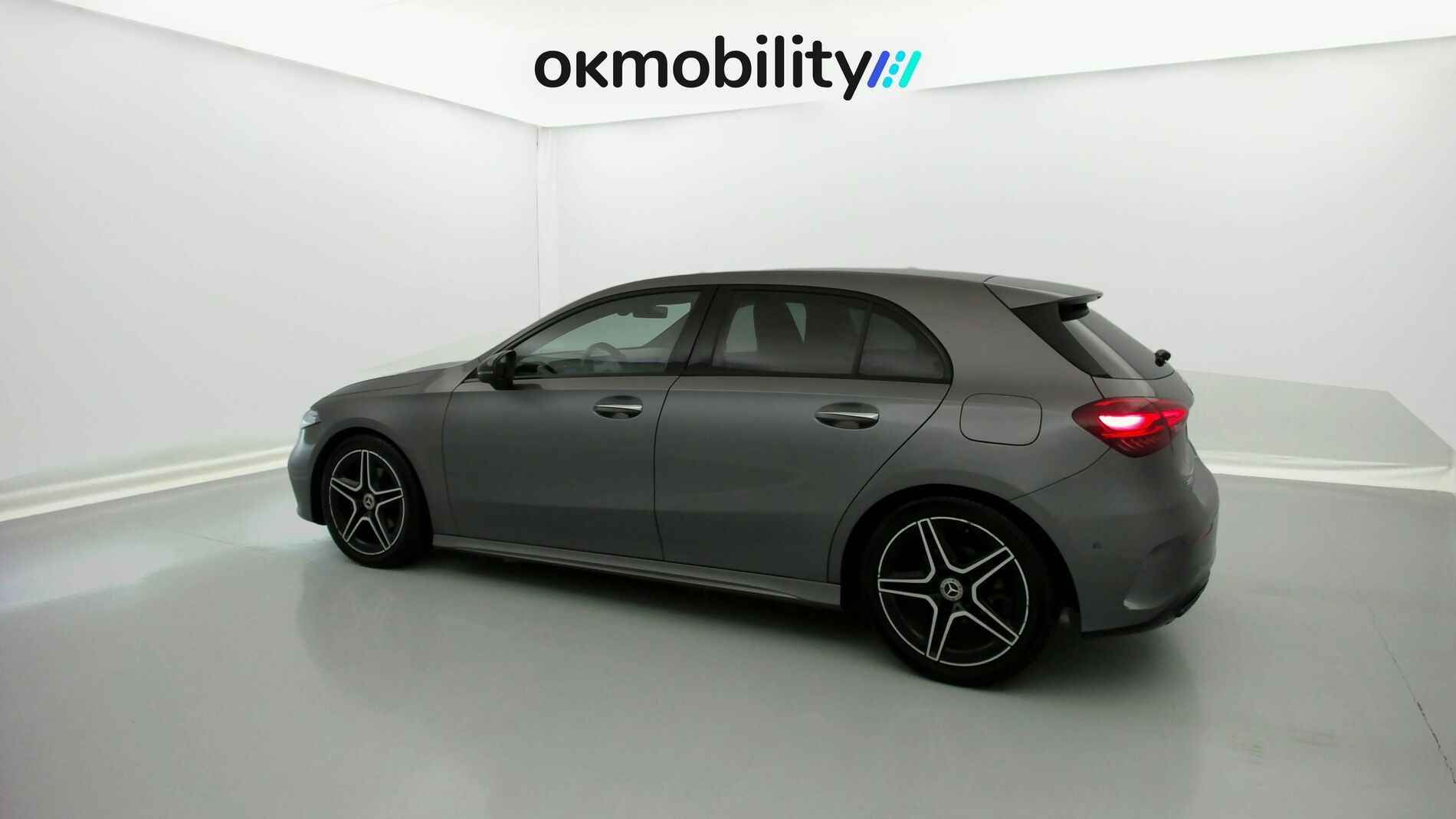 mercedes benz clase a amg line 200D 150 DCT 2023 gris montaña 8