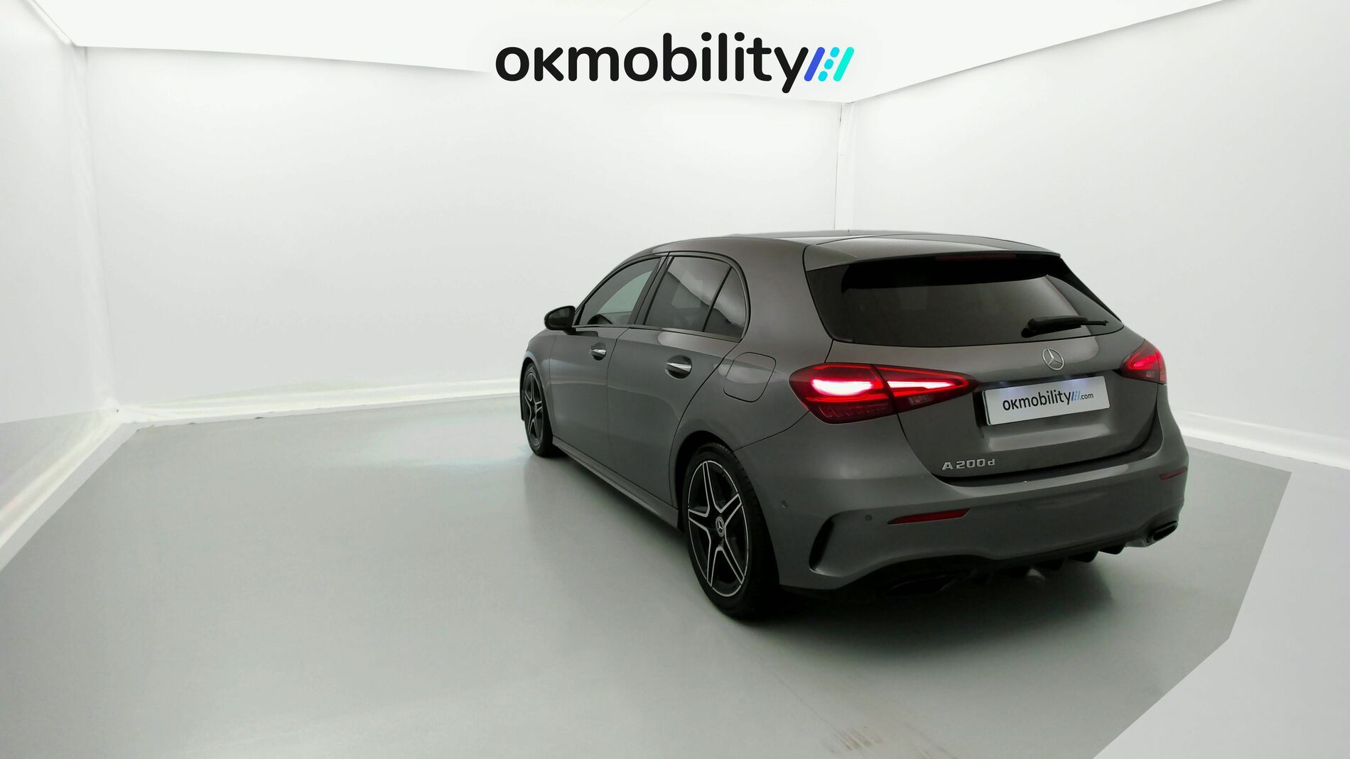mercedes benz clase a amg line 200D 150 DCT 2023 gris montaña 9