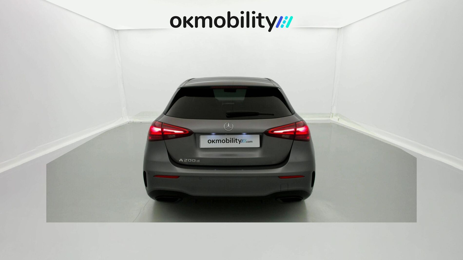 mercedes benz clase a amg line 200D 150 DCT 2023 gris montaña 10