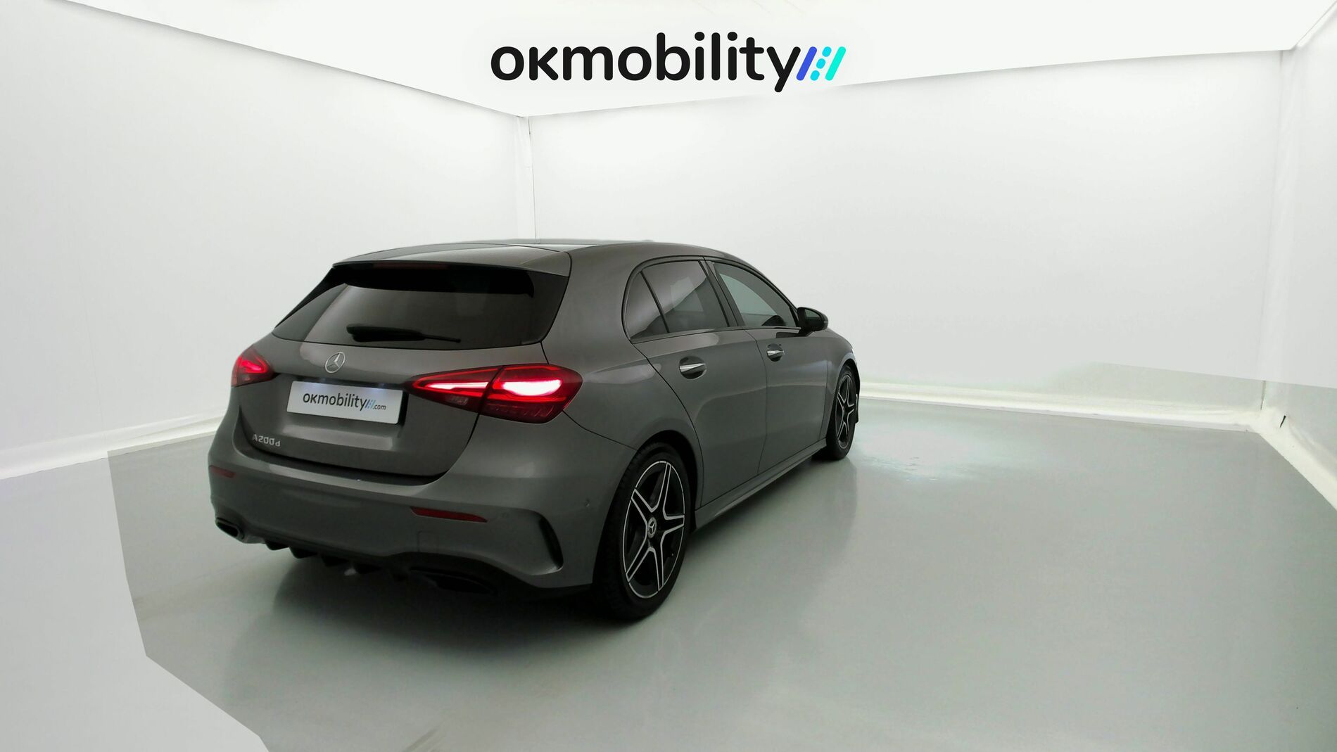mercedes benz clase a amg line 200D 150 DCT 2023 gris montaña 11