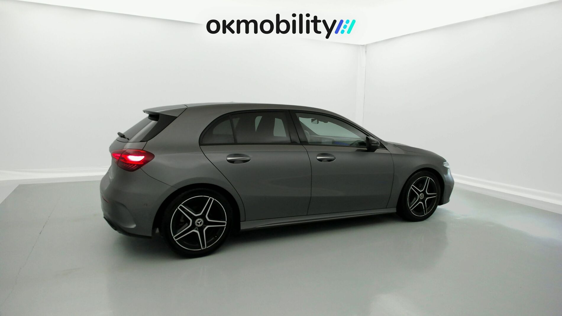 mercedes benz clase a amg line 200D 150 DCT 2023 gris montaña 12