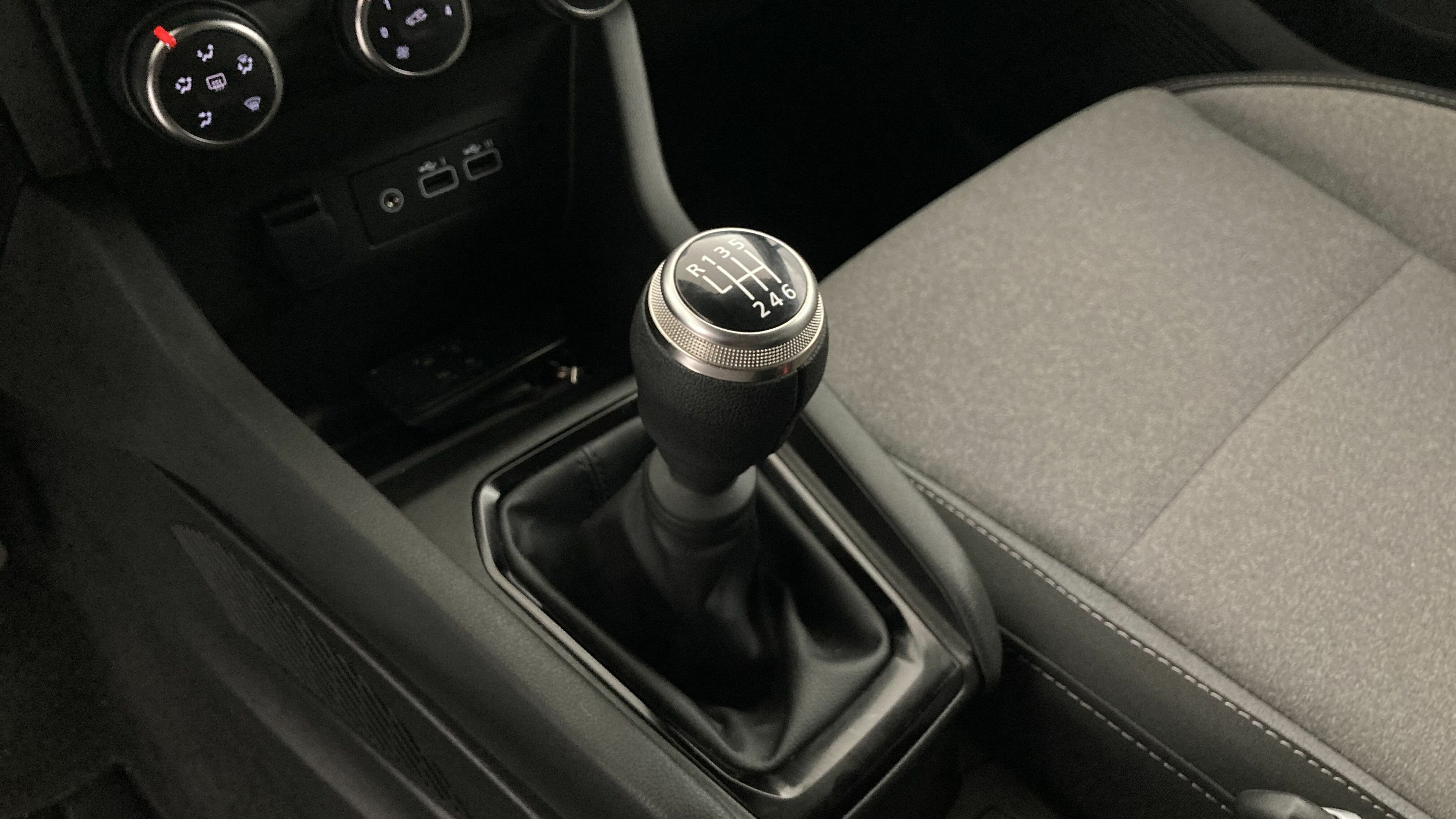 renault clio evolution 1.5 DCI 100 2025 negro brillante 19