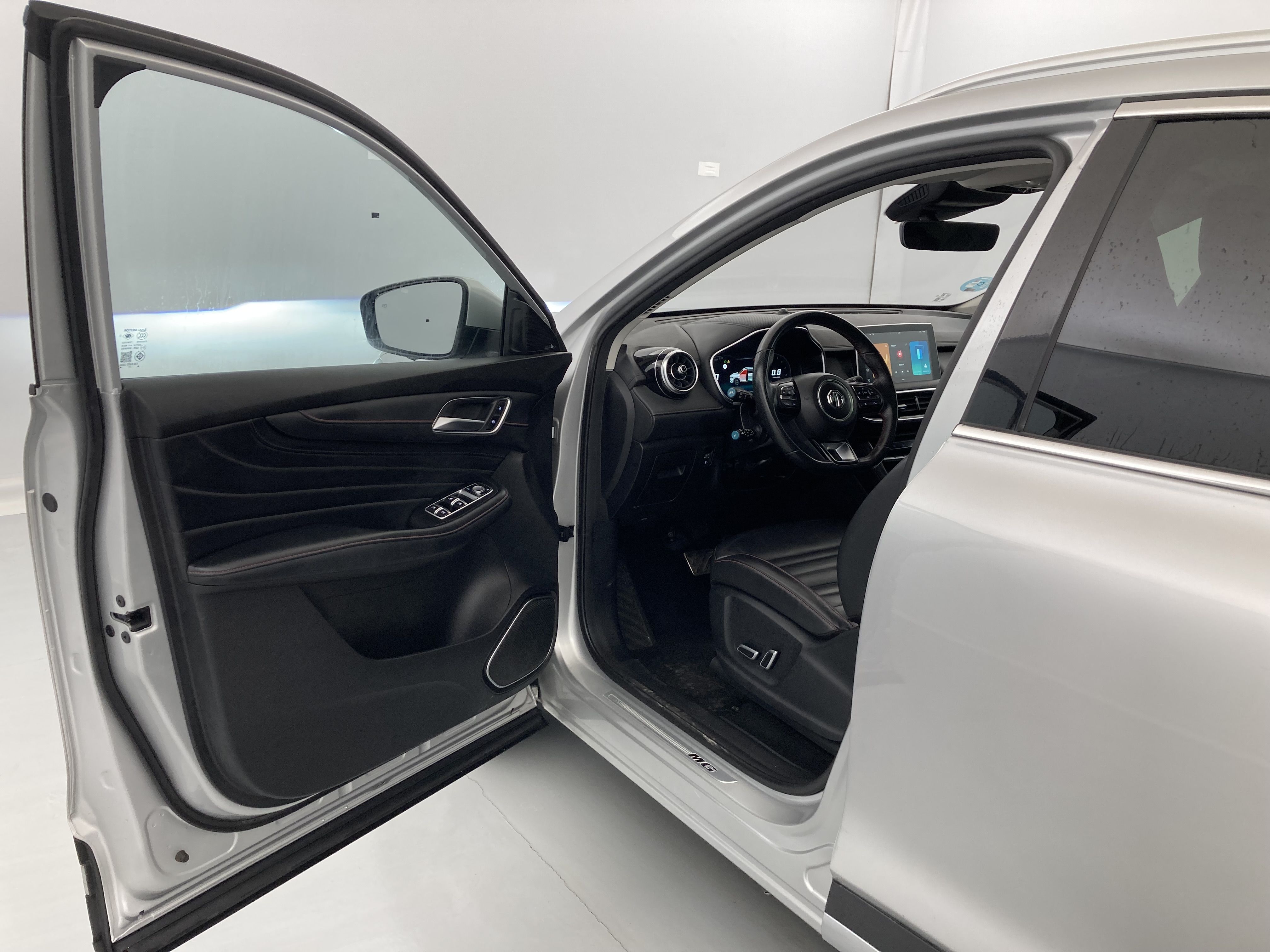 mg hs luxury 1.5 T-GDI 162 AT 2023 medal silver 18