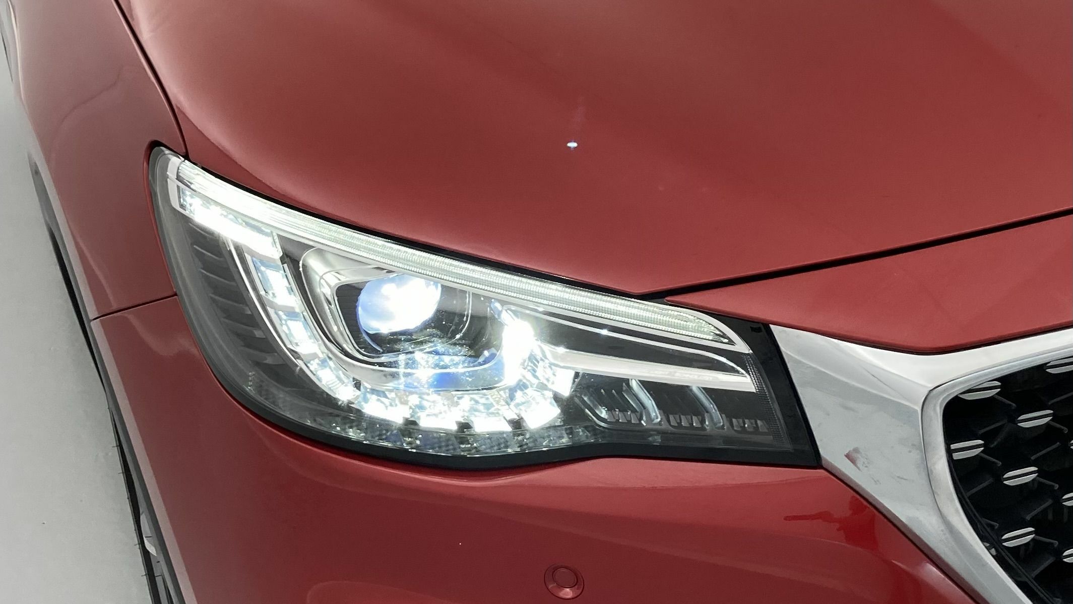 mg hs luxury 1.5 T-GDI 162 AT 2023 diamond red - rsj 30