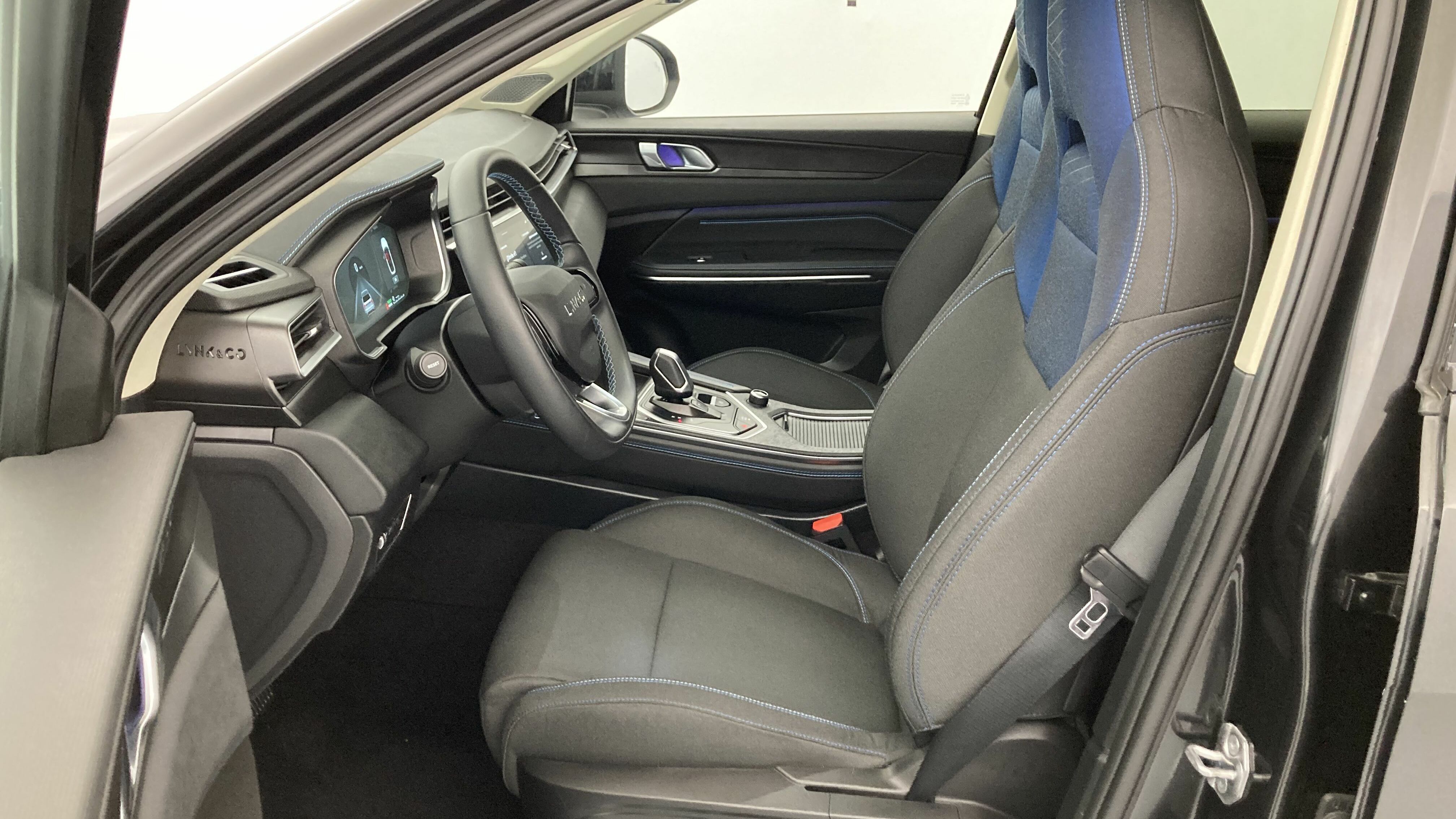 lynk&co 1 nv 1.5 PHEV 261 2022 black 15