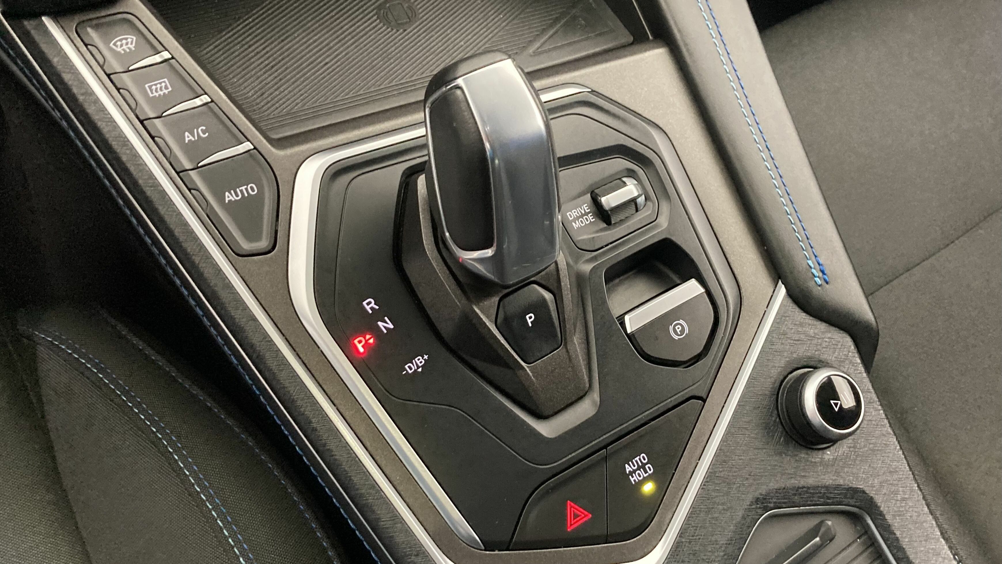 lynk&co 1 nv 1.5 PHEV 261 2022 black 21