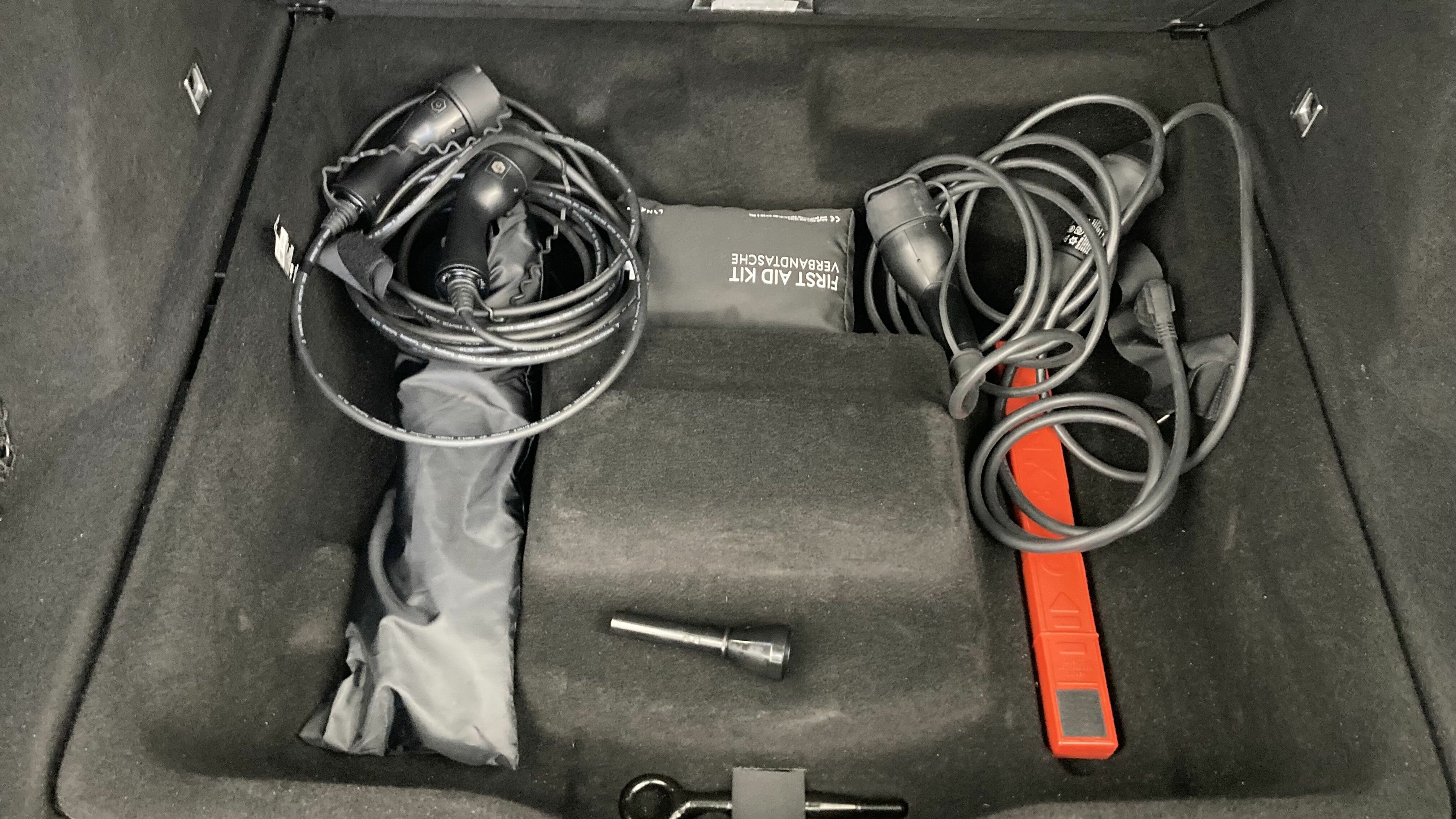 lynk&co 1 nv 1.5 PHEV 261 2022 black 24