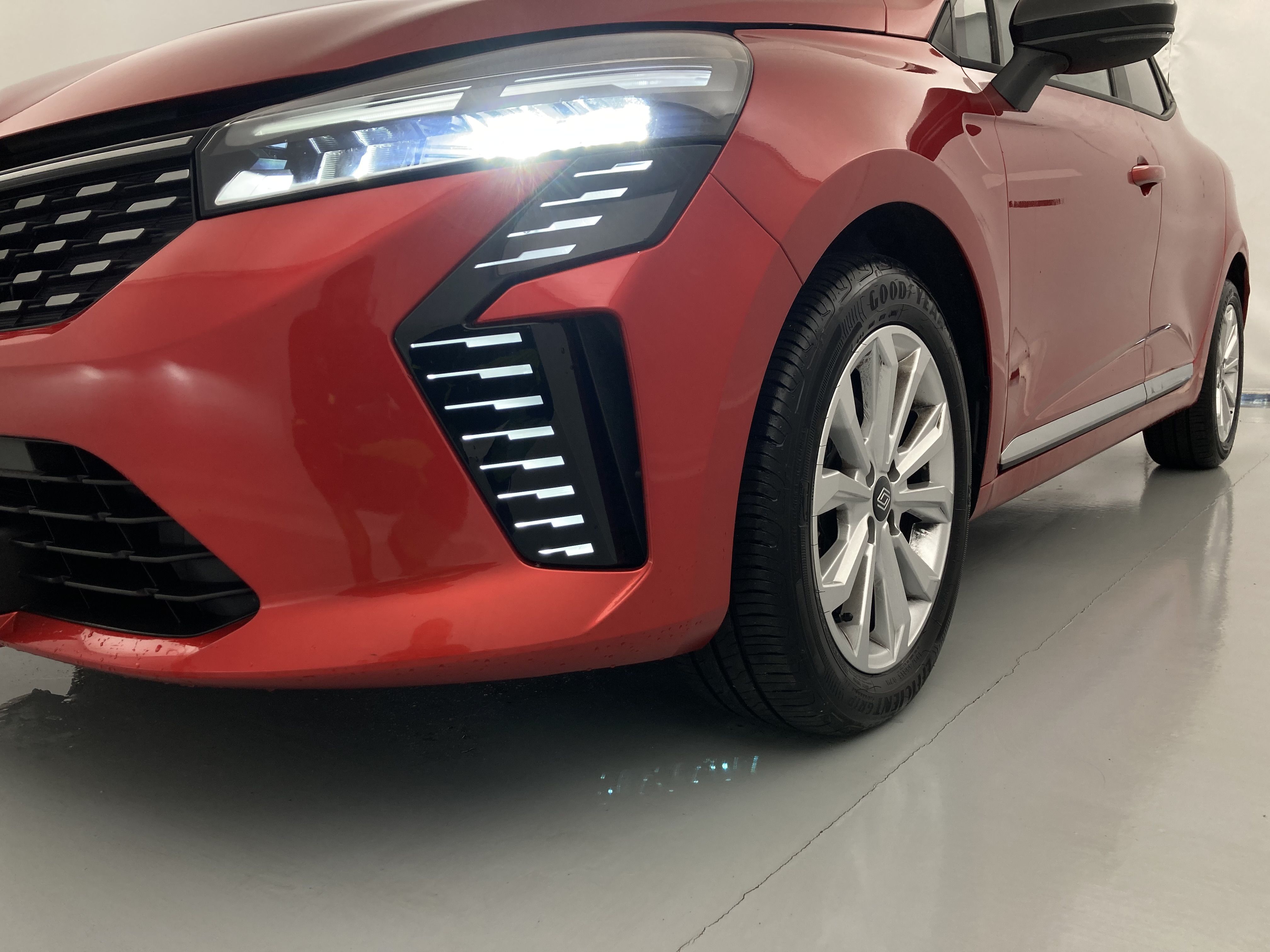 renault clio evolution 1.5 DCI 100 2025 rojo deseo 27