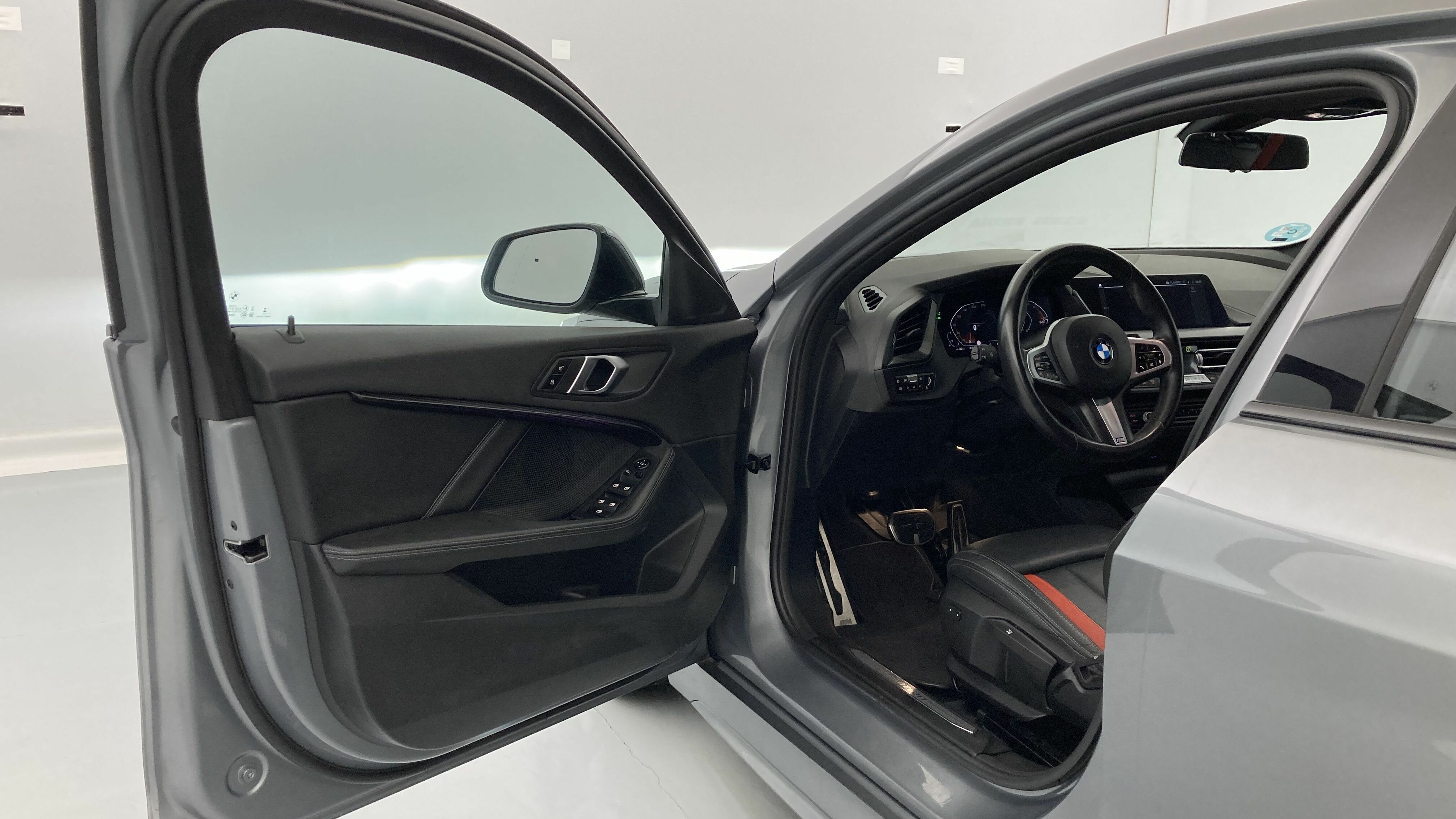 bmw serie 1 m sport colorvision 118I 136 STEPTRONIC 2024 skyscraper grau 14