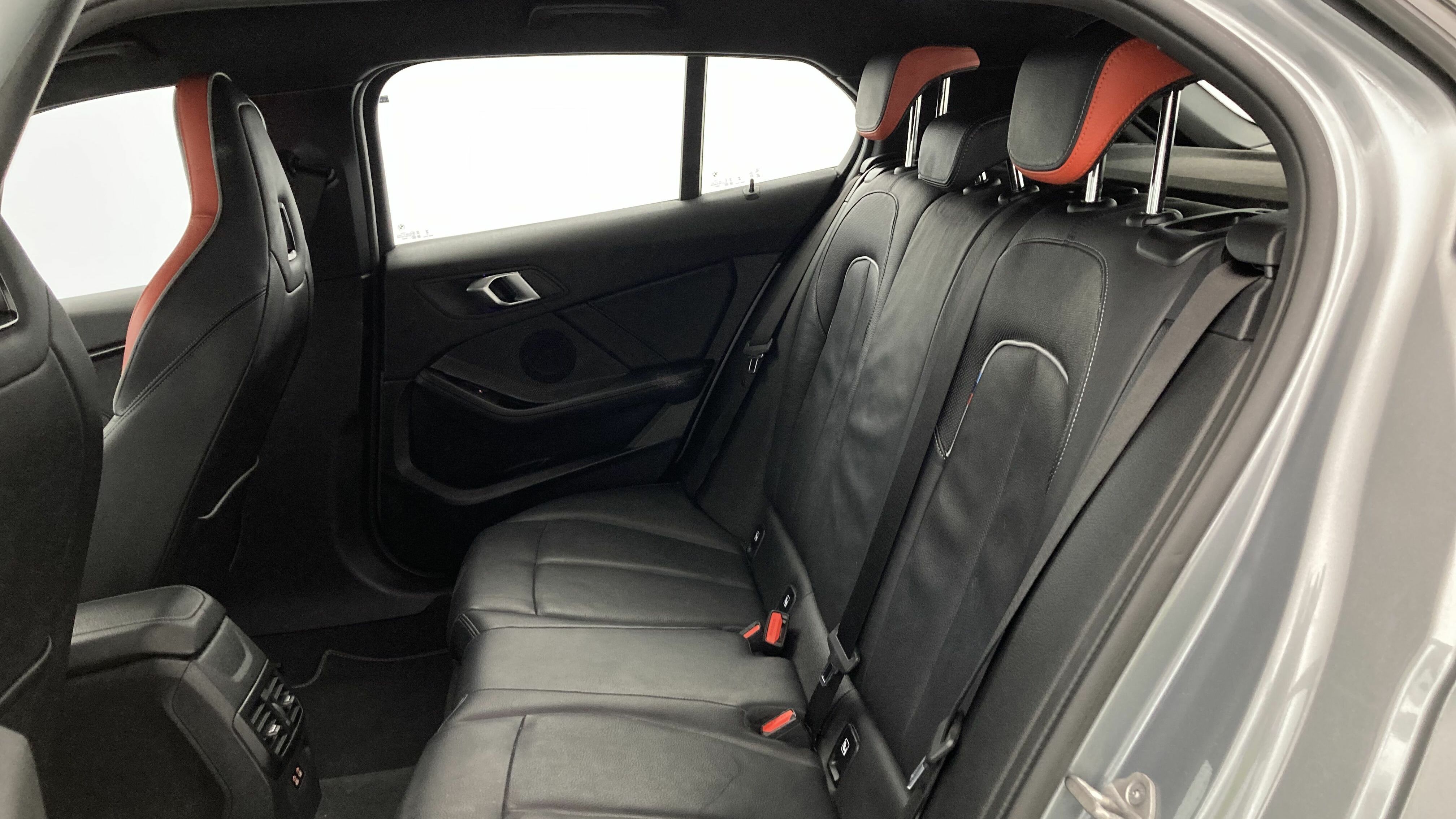 bmw serie 1 m sport colorvision 118I 136 STEPTRONIC 2024 skyscraper grau 22