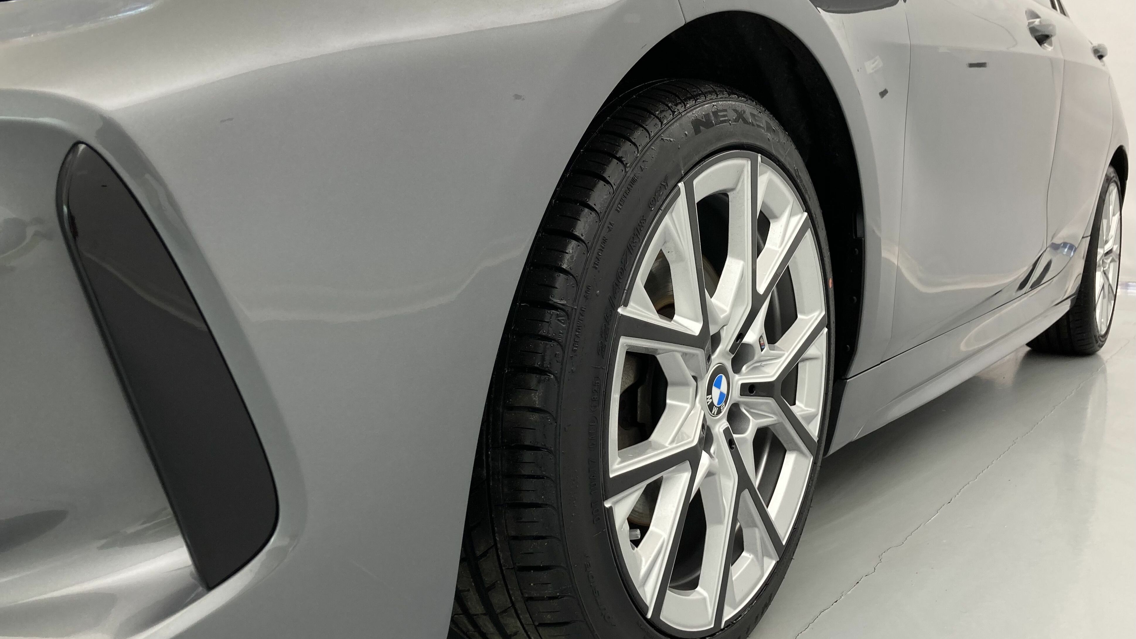 bmw serie 1 m sport colorvision 118I 136 STEPTRONIC 2024 skyscraper grau 27