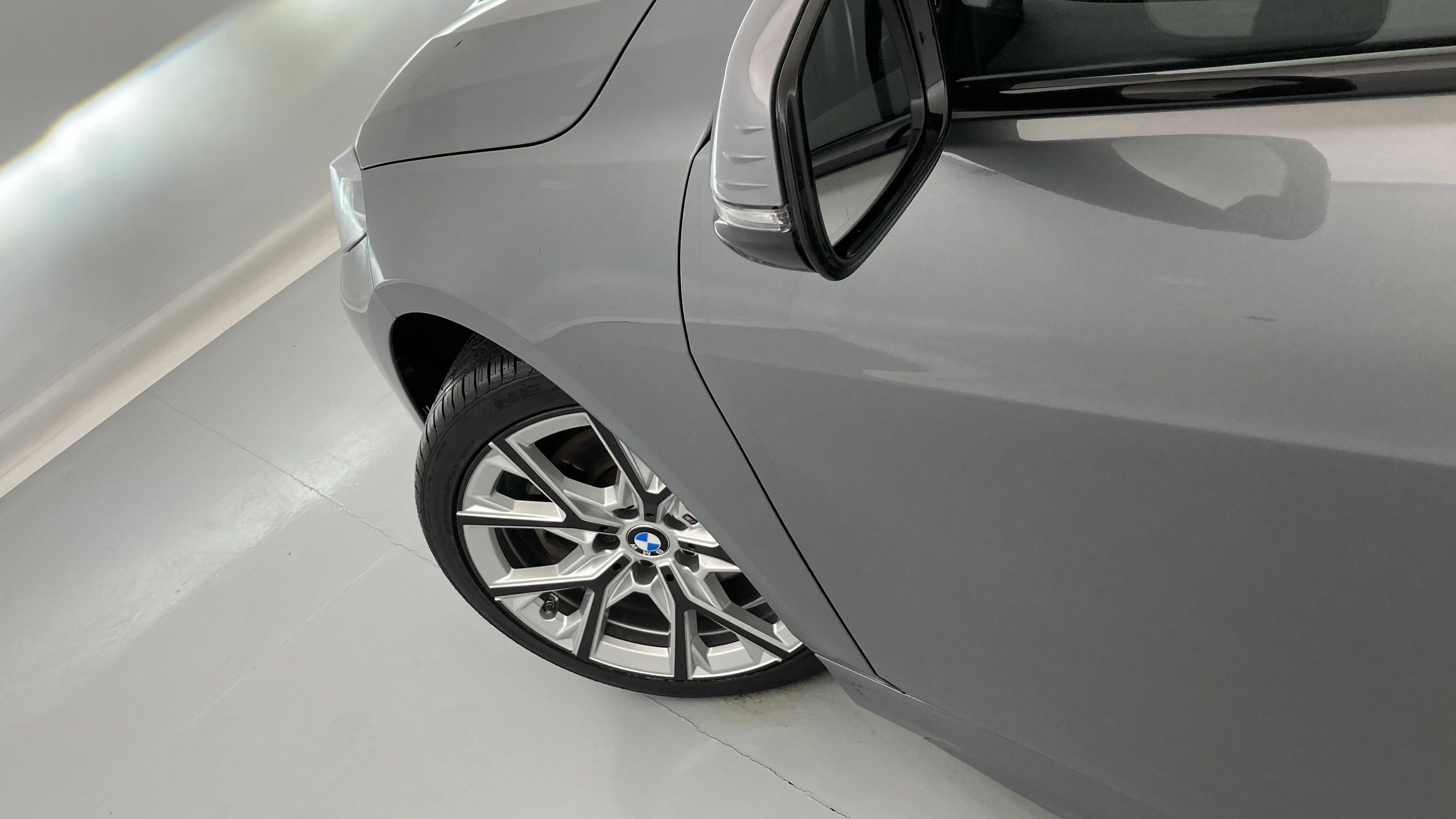 bmw serie 1 m sport colorvision 118I 136 STEPTRONIC 2024 skyscraper grau 29