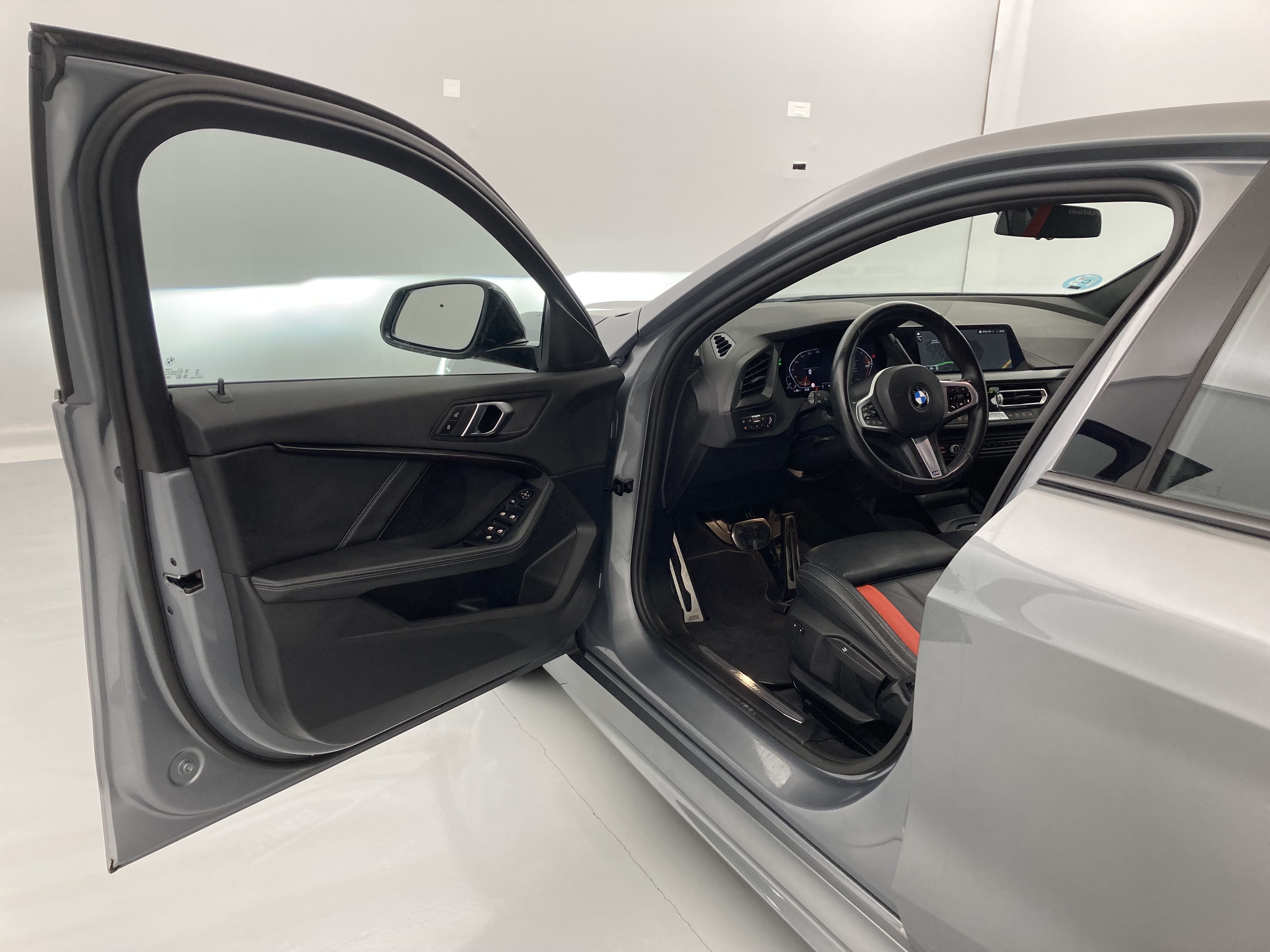 bmw serie 1 m sport colorvision 118I 136 STEPTRONIC 2024 skyscraper grau 21