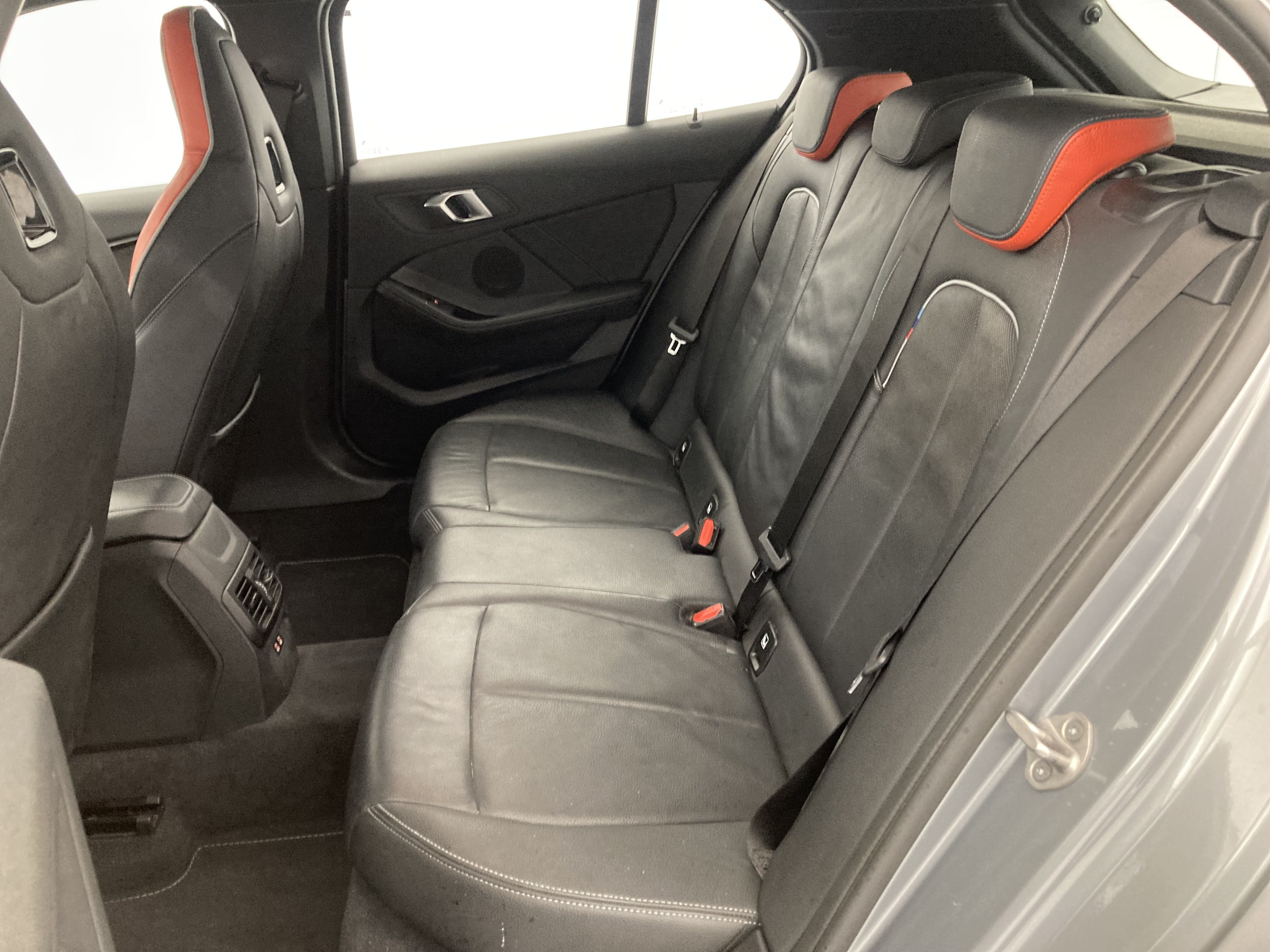 bmw serie 1 m sport colorvision 118I 136 STEPTRONIC 2024 skyscraper grau 23