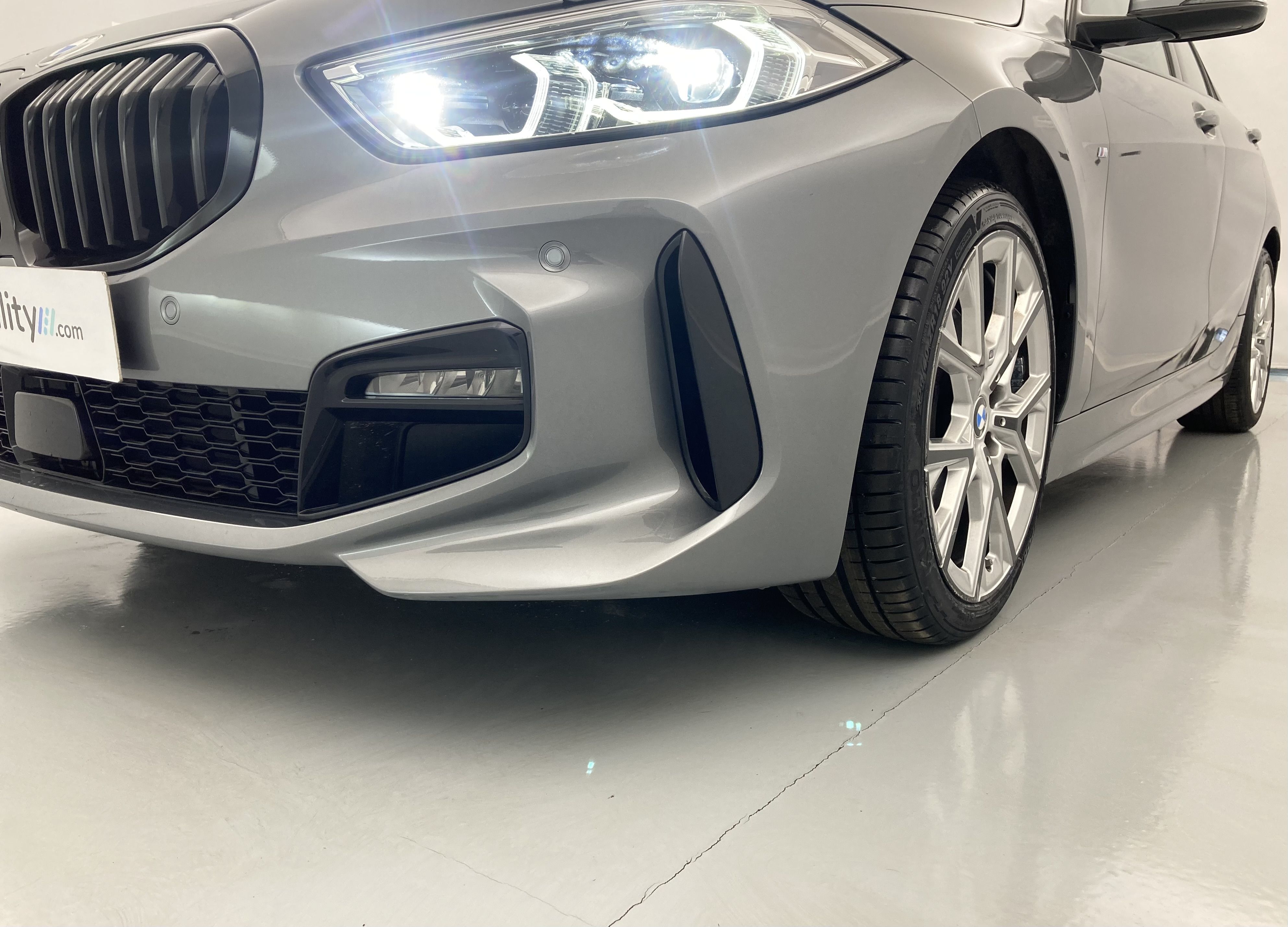 bmw serie 1 m sport colorvision 118I 136 STEPTRONIC 2024 skyscraper grau 28