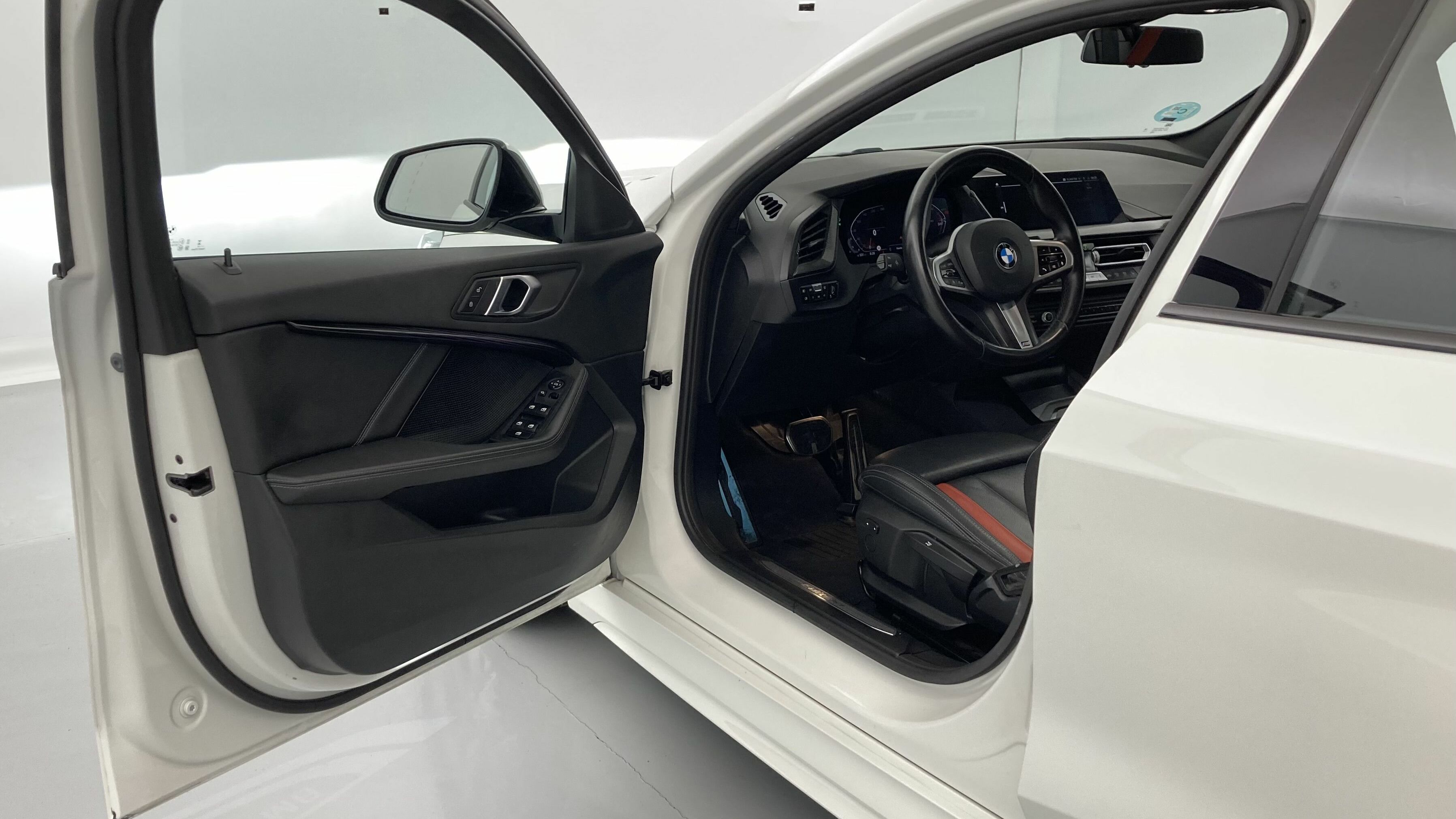 bmw serie 1 m sport colorvision 118I 136 STEPTRONIC 2024 alpinweiss 14