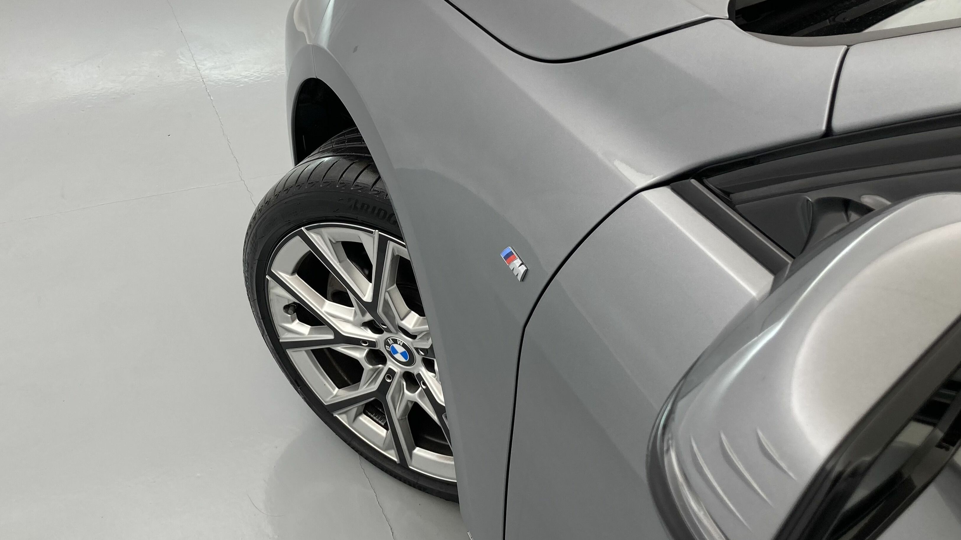 bmw serie 1 m sport colorvision 118I 136 STEPTRONIC 2024 skyscraper grau 29