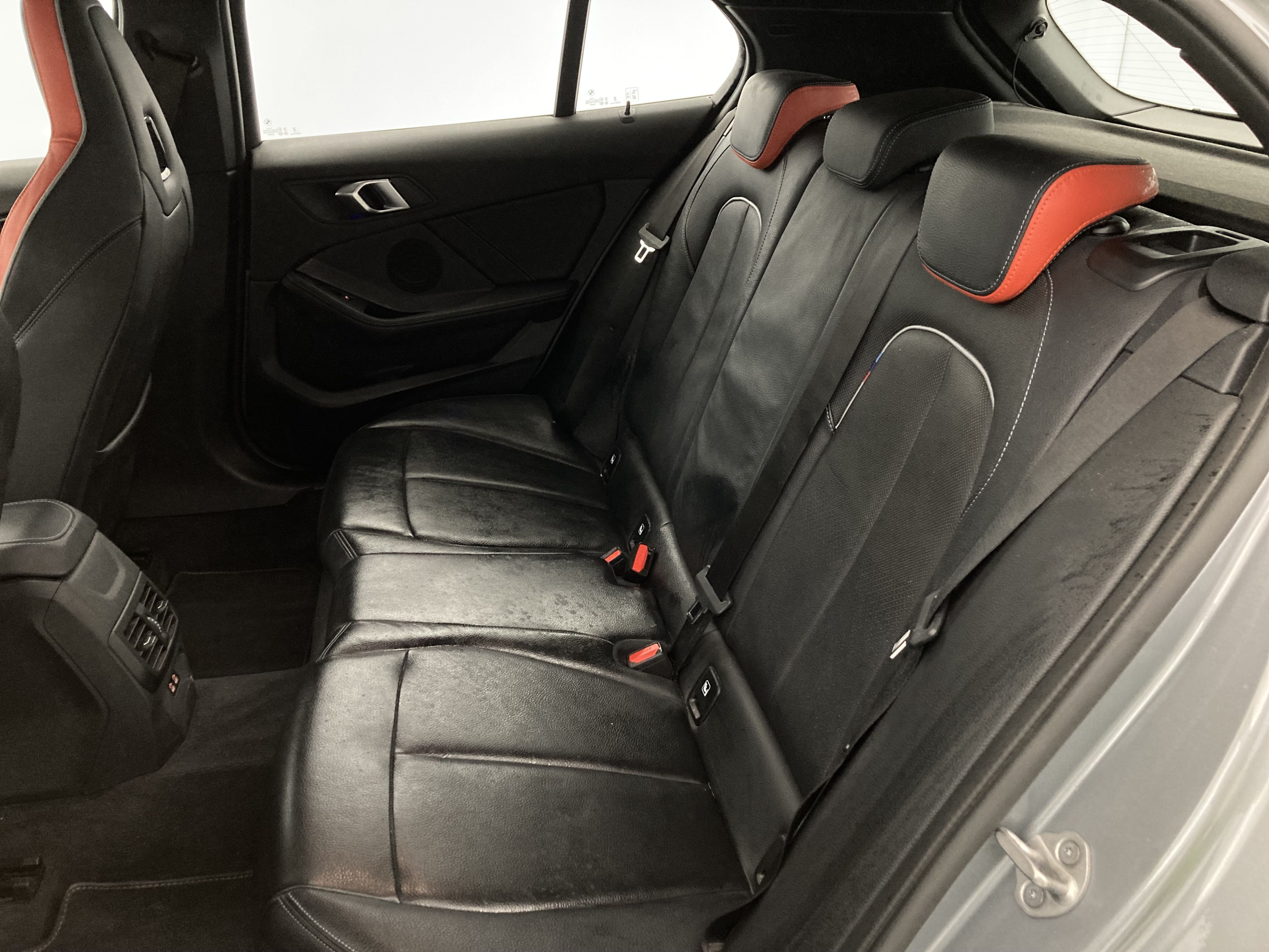 bmw serie 1 m sport colorvision 118I 136 STEPTRONIC 2024 skyscraper grau 18