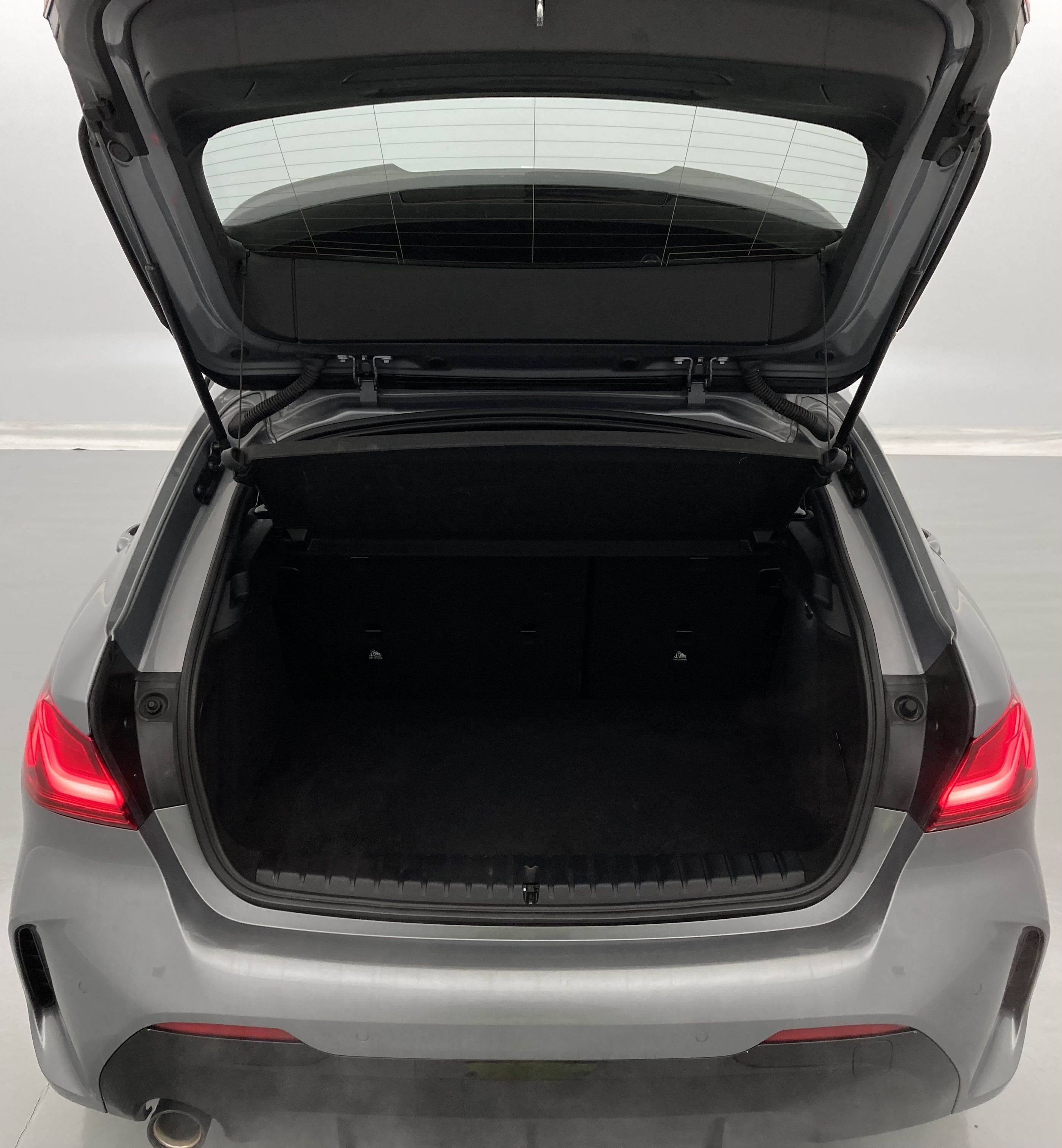 bmw serie 1 m sport colorvision 118I 136 STEPTRONIC 2024 skyscraper grau 26